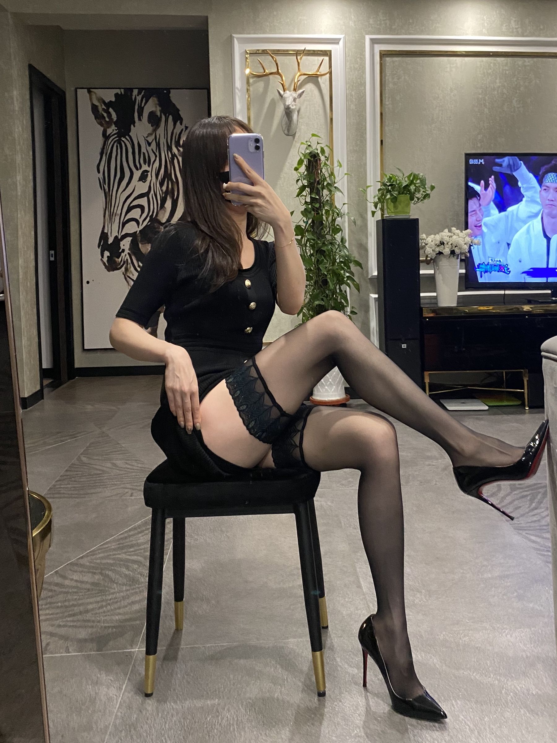 [福利COS] 丝足博主麋鹿_Monroe 2020.08.31 黑丝娇妻