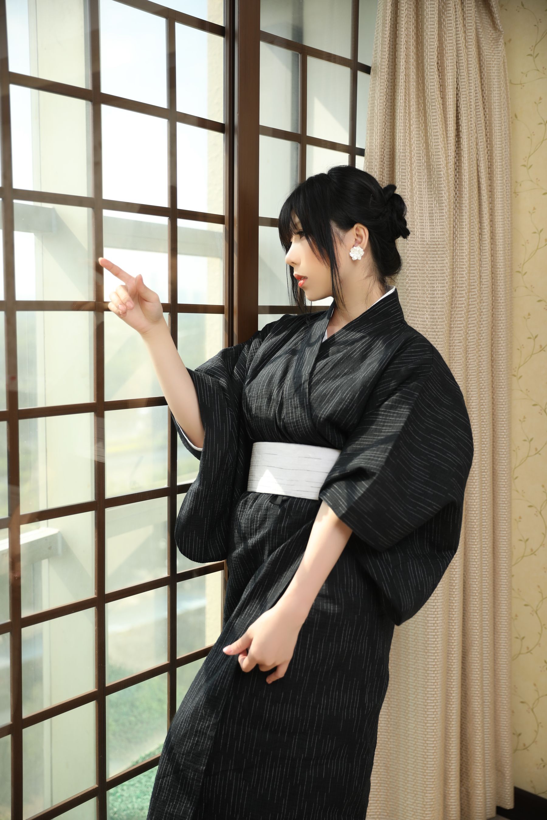 [福利COS] 二次元巨乳美女鹿野希 - 未亡人