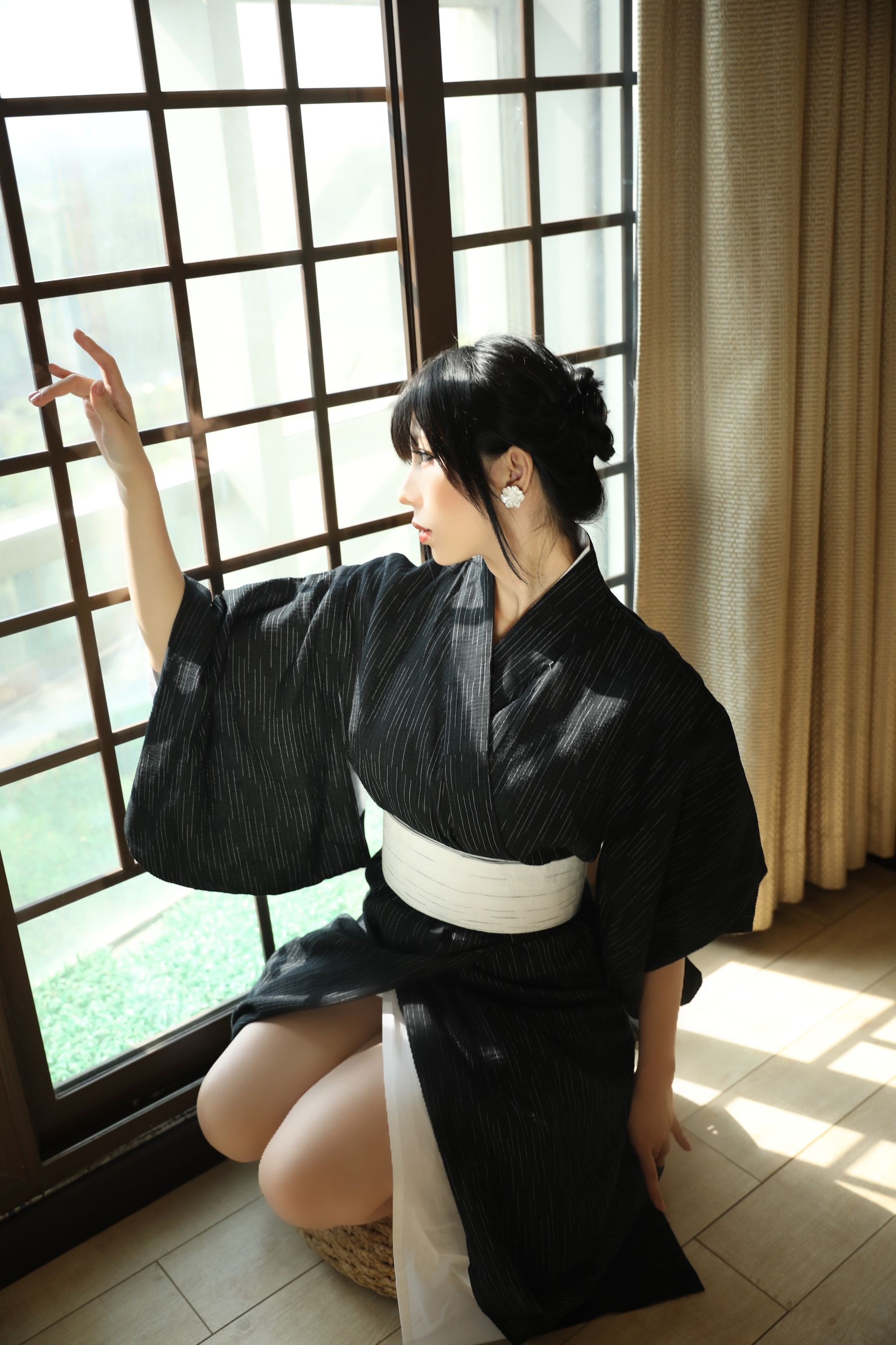 [福利COS] 二次元巨乳美女鹿野希 - 未亡人