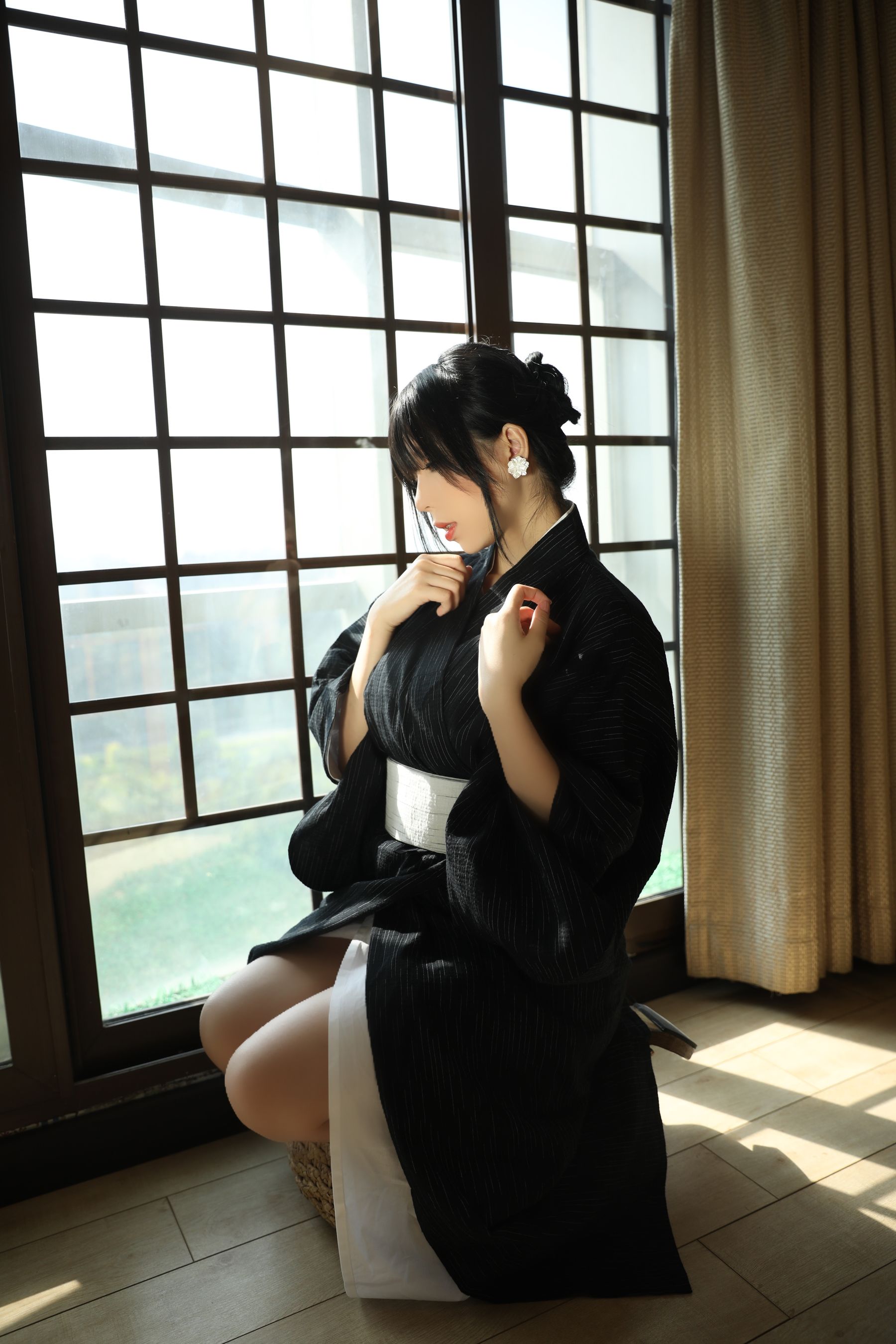 [福利COS] 二次元巨乳美女鹿野希 - 未亡人