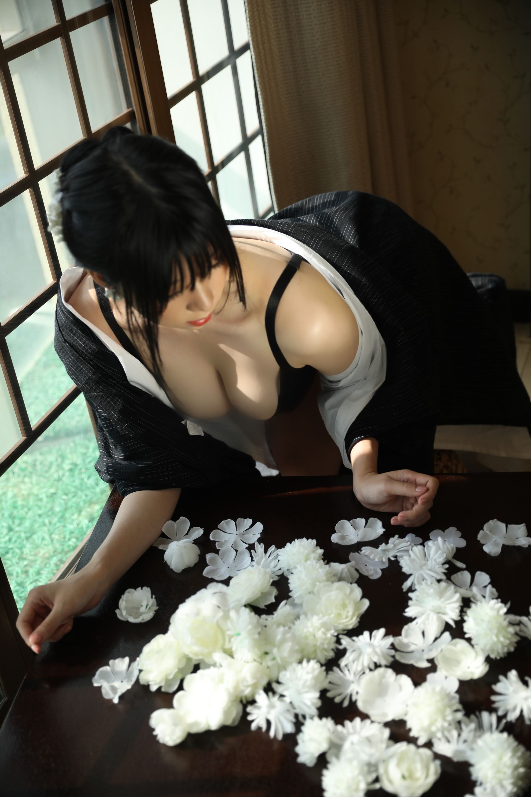 [福利COS] 二次元巨乳美女鹿野希 - 未亡人