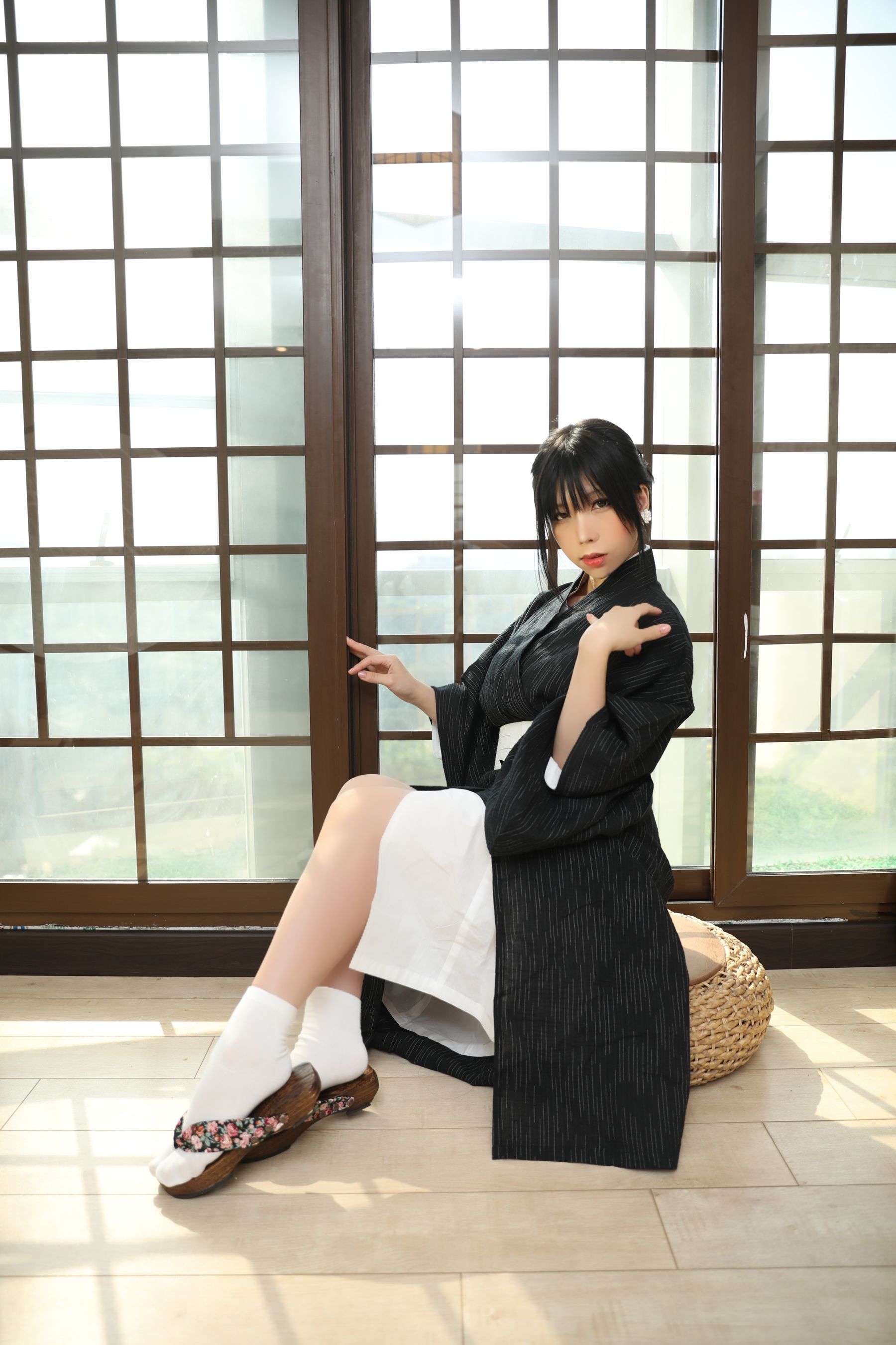 [福利COS] 二次元巨乳美女鹿野希 - 未亡人