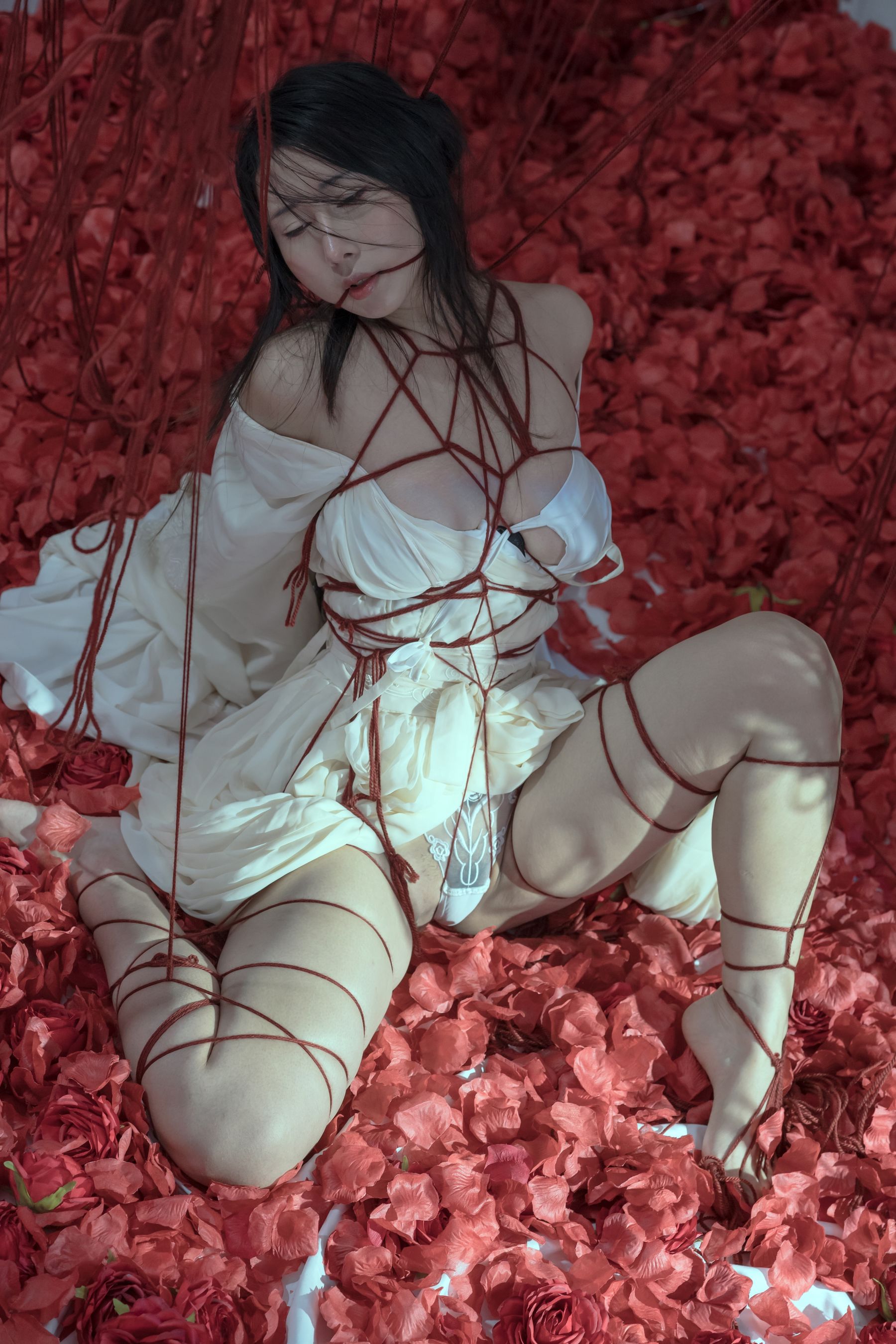 [福利COS] 云溪溪 - 奶桃 囚鸟