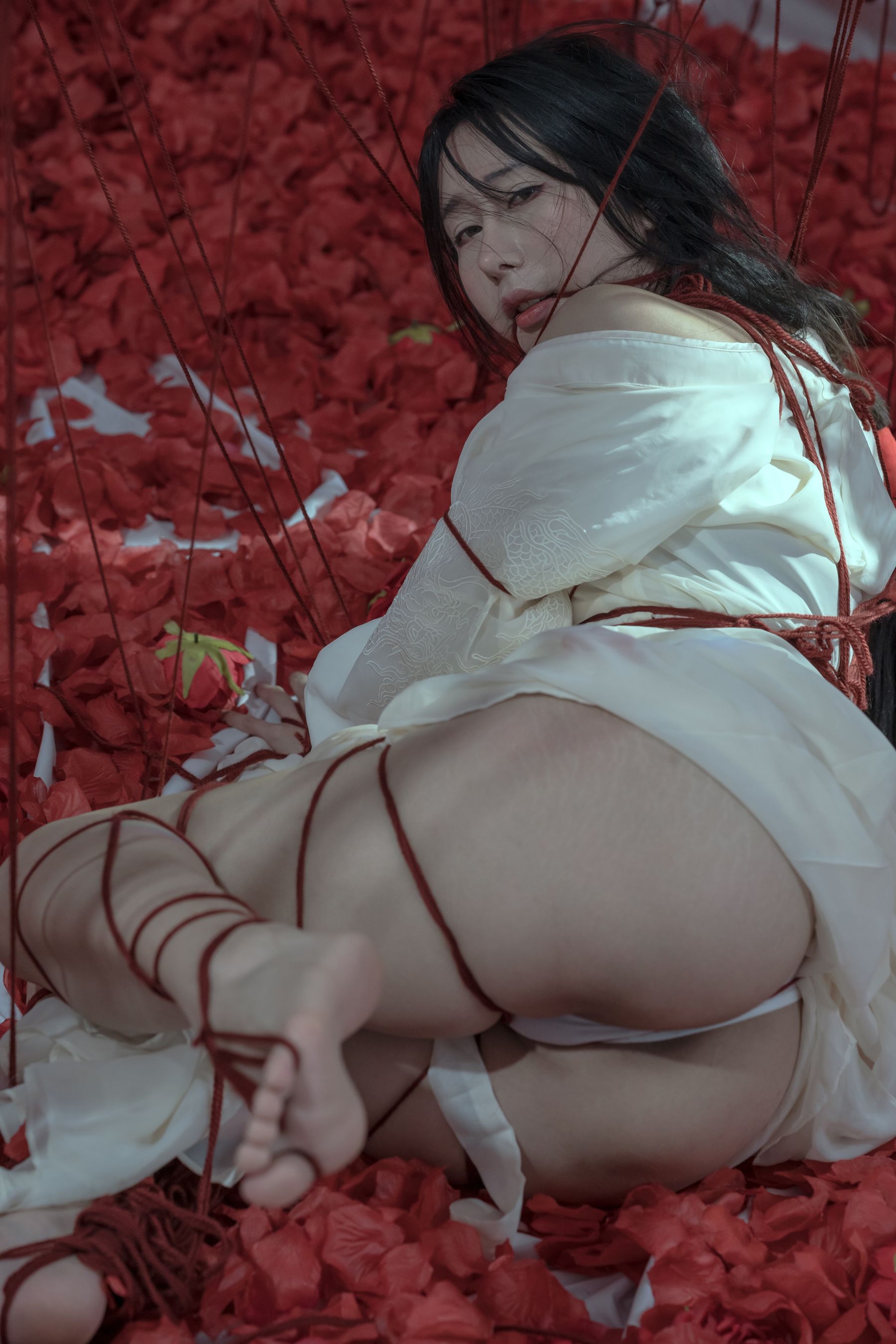 [福利COS] 云溪溪 - 奶桃 囚鸟