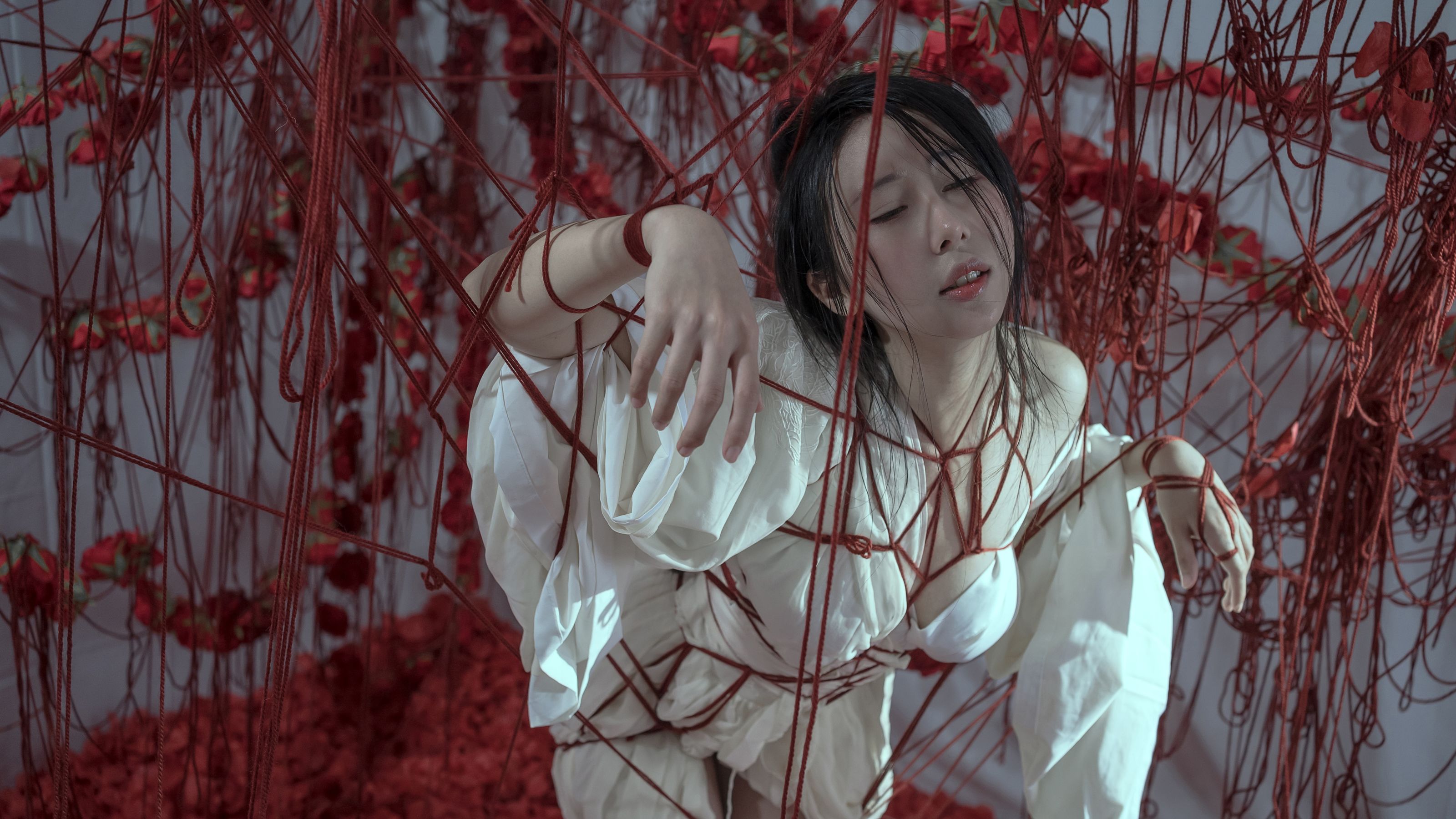 [福利COS] 云溪溪 - 奶桃 囚鸟