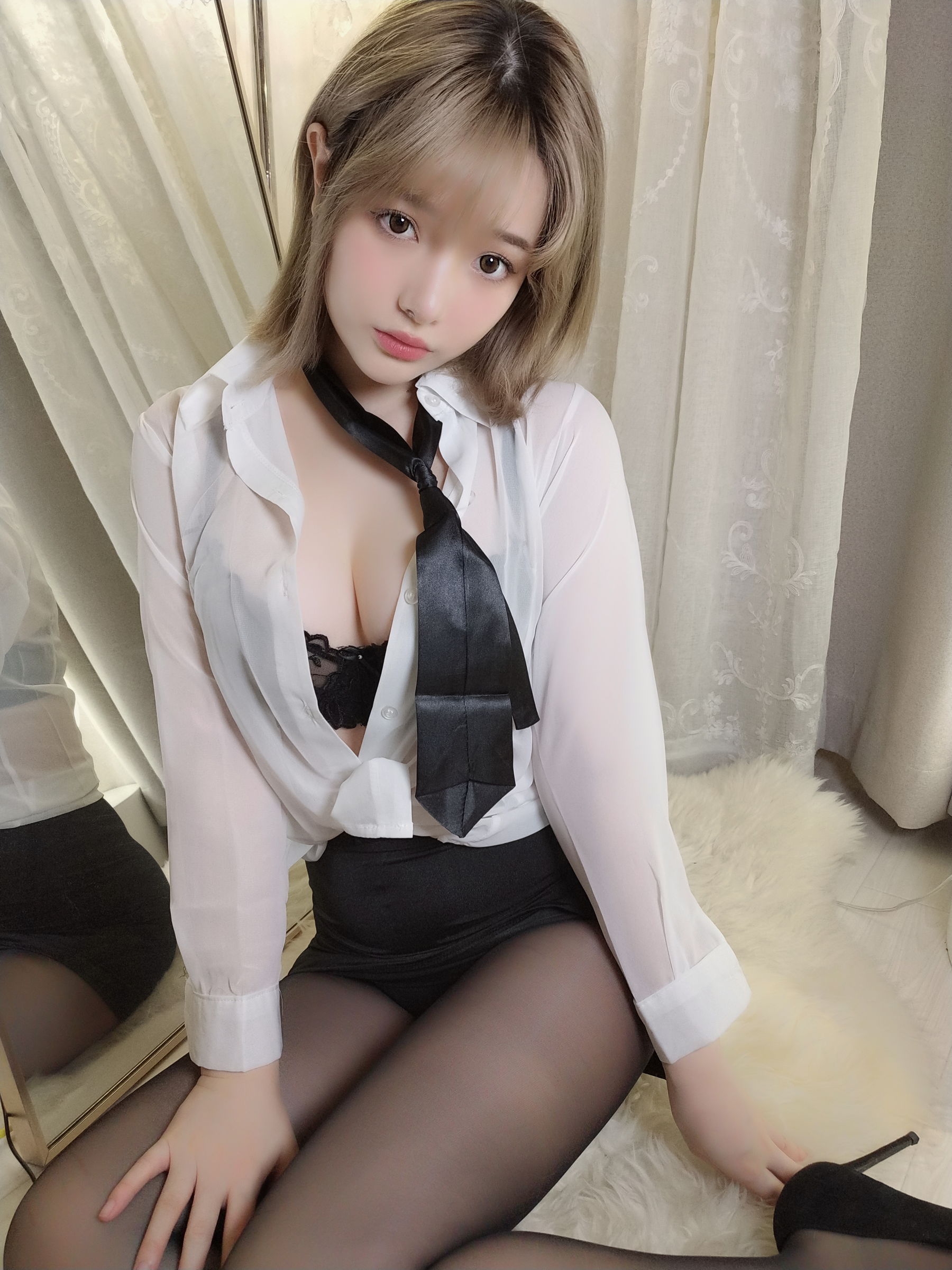 [福利COS] 动漫博主雯妹 - 白衬衫