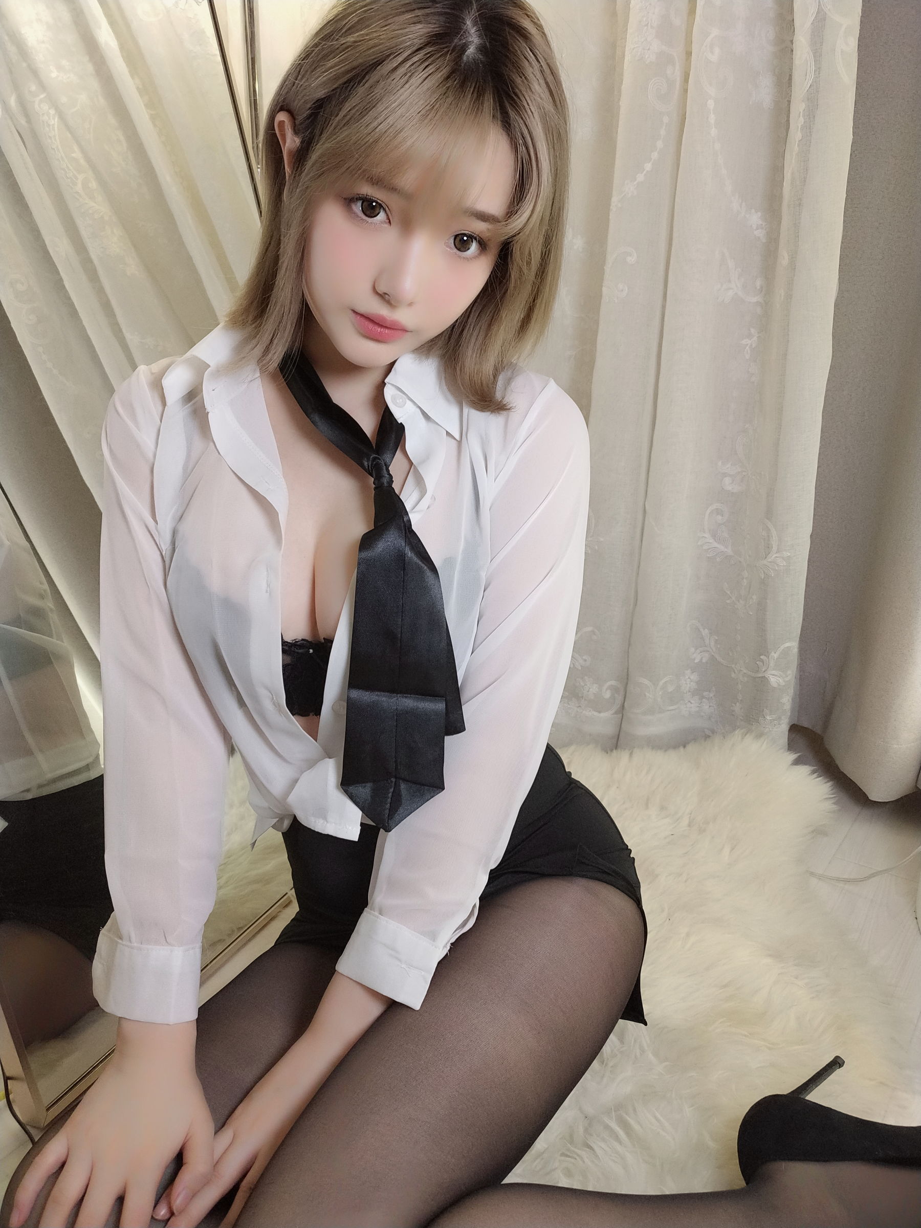 [福利COS] 动漫博主雯妹 - 白衬衫
