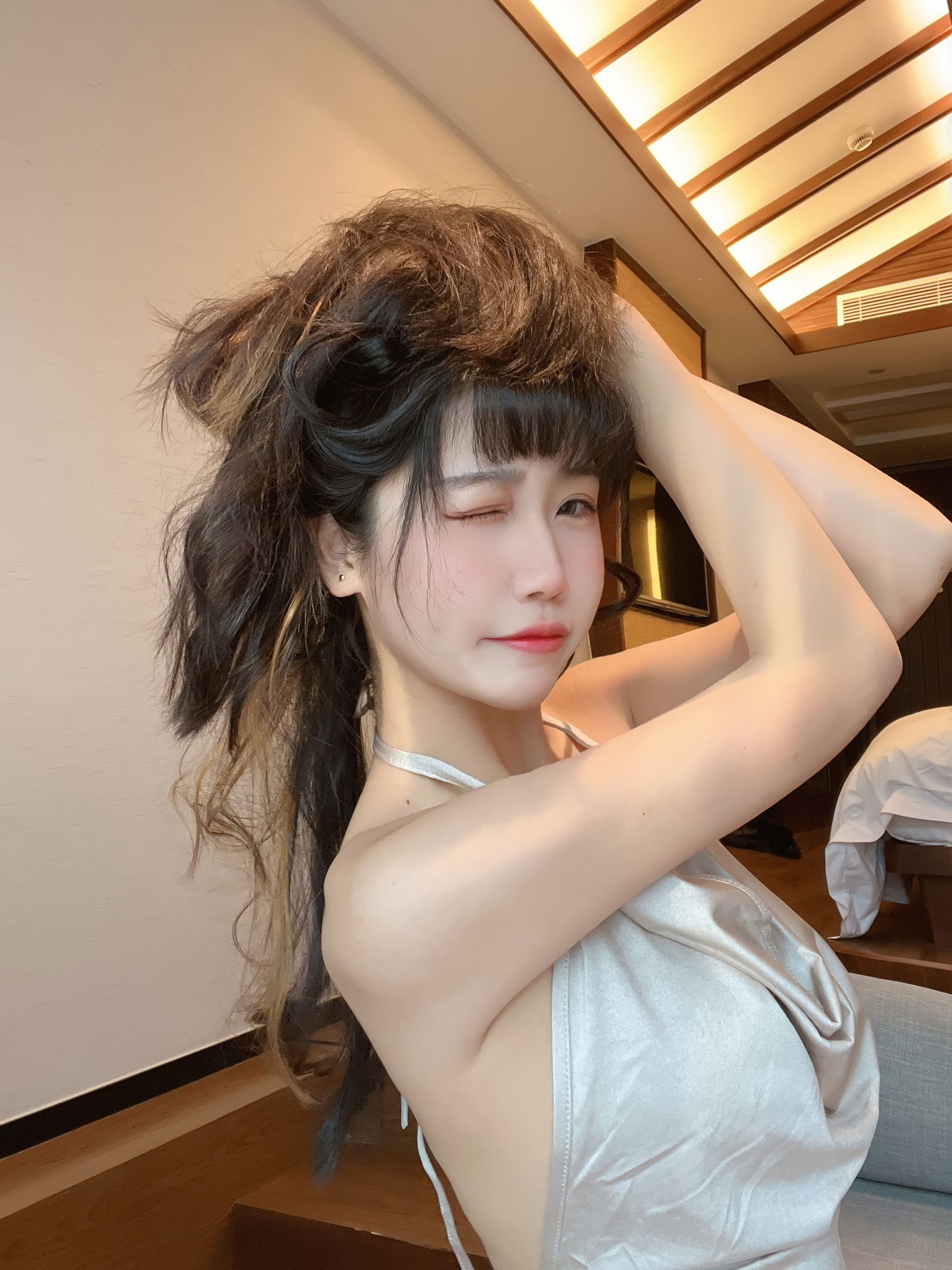 [福利COS] 微博人气Coser不呆猫 - 浴室人妻