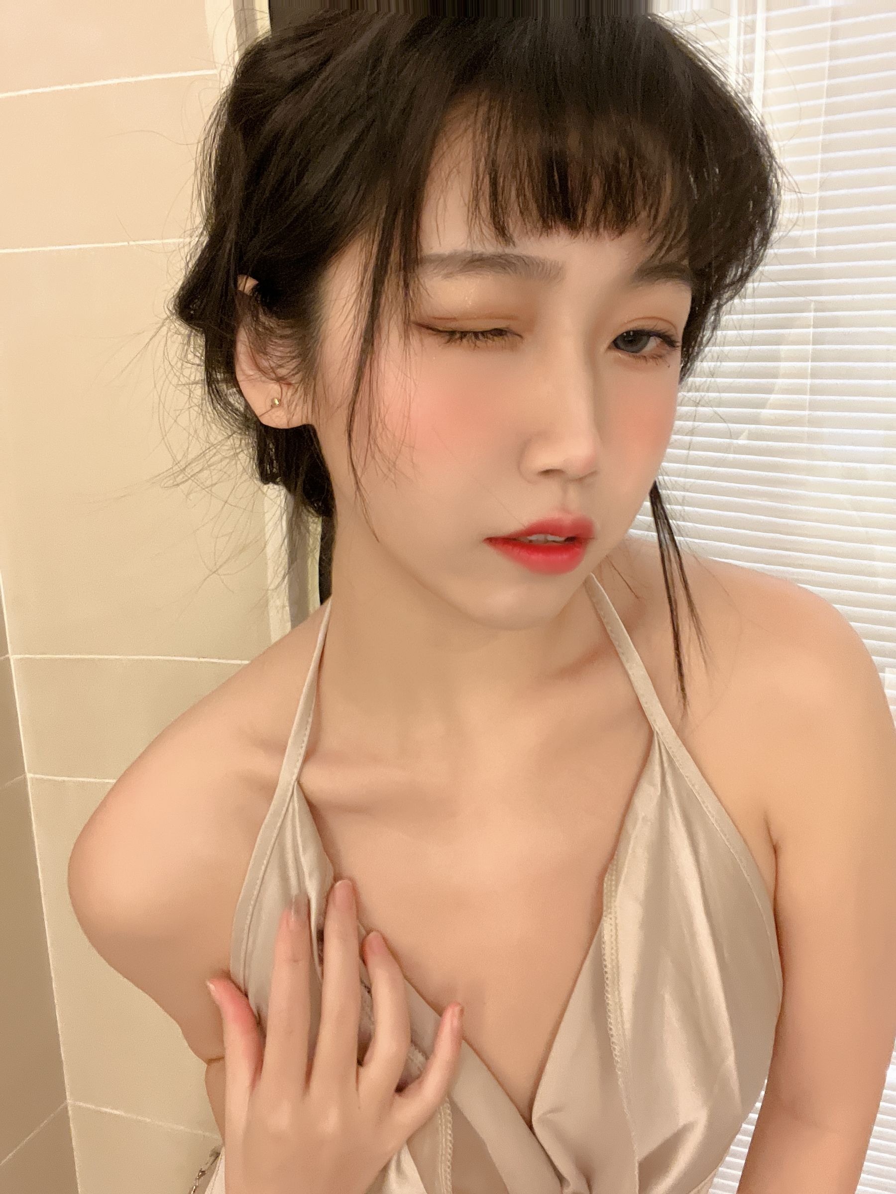[福利COS] 微博人气Coser不呆猫 - 浴室人妻