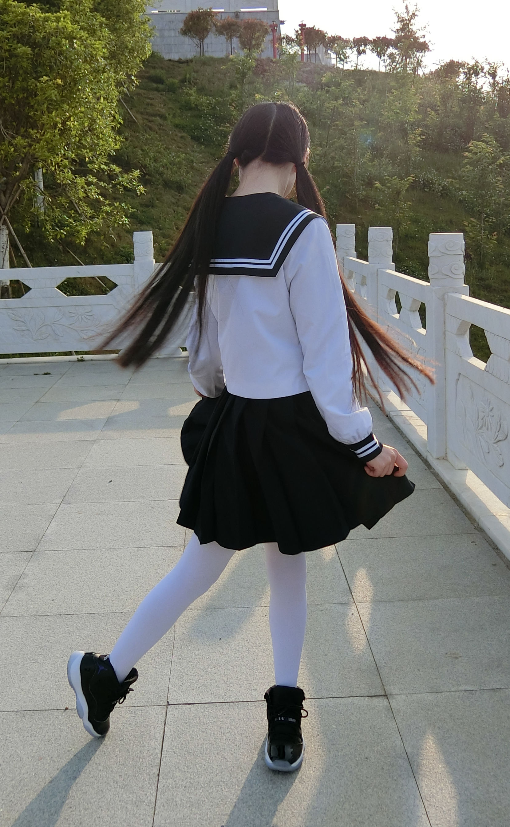 [福利COS] 微博萌妹子西尔酱 - 户外JK白丝