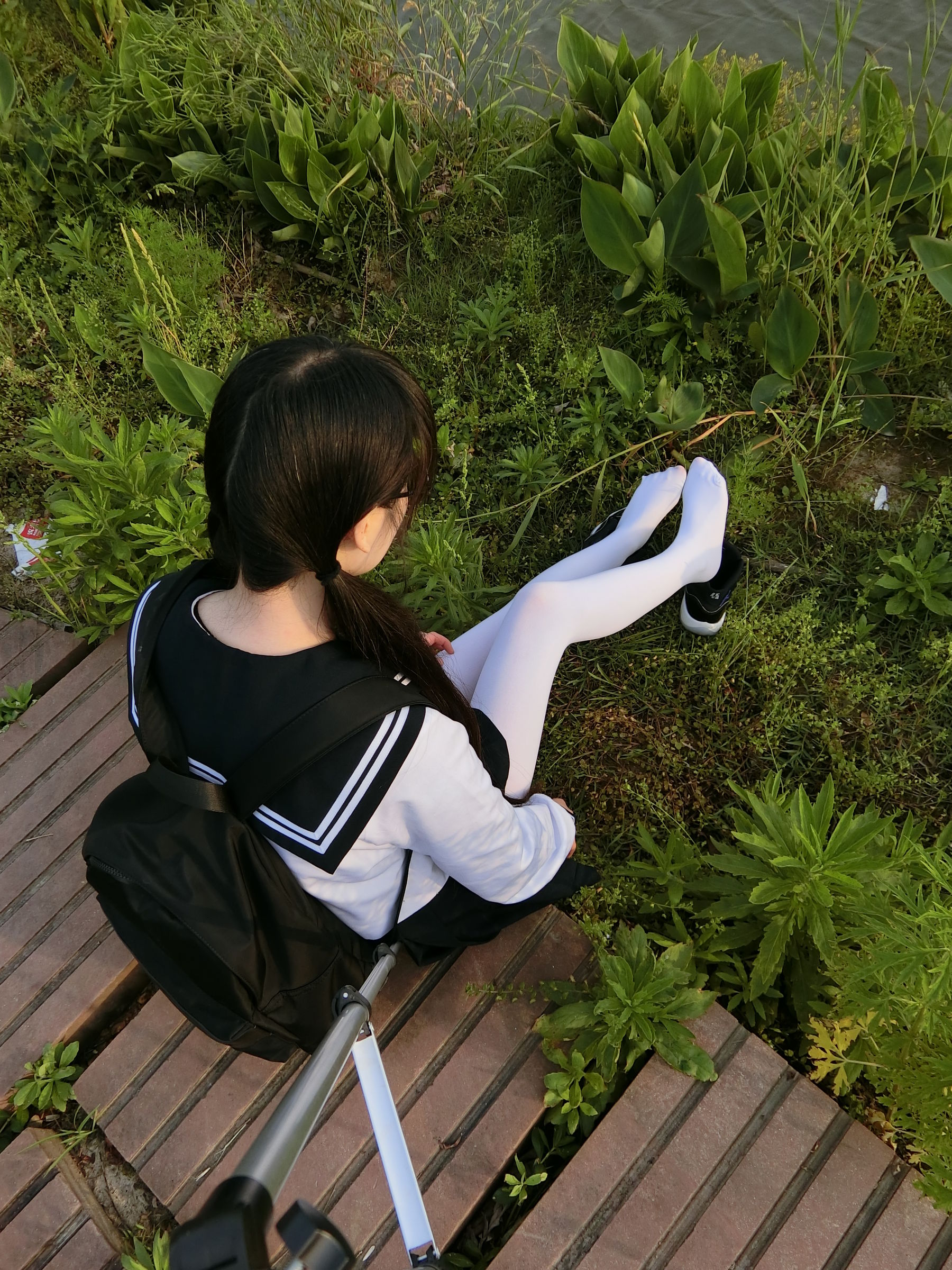 [福利COS] 微博萌妹子西尔酱 - 户外JK白丝