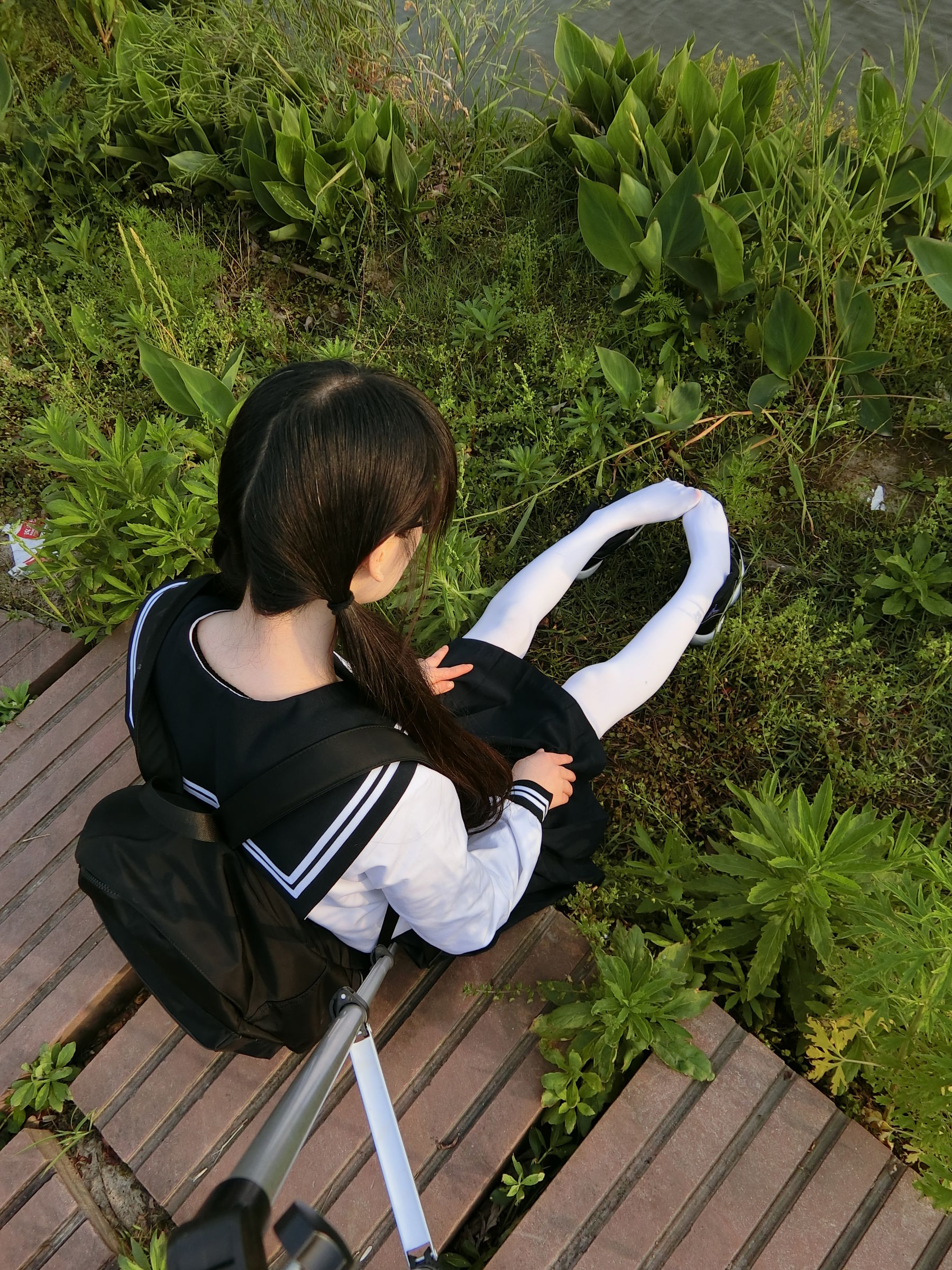 [福利COS] 微博萌妹子西尔酱 - 户外JK白丝