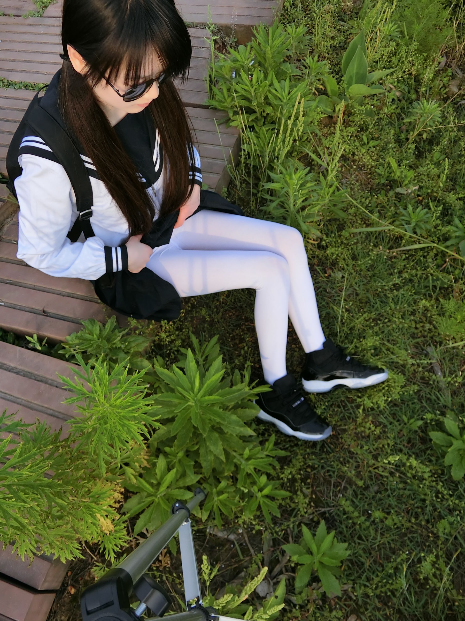[福利COS] 微博萌妹子西尔酱 - 户外JK白丝