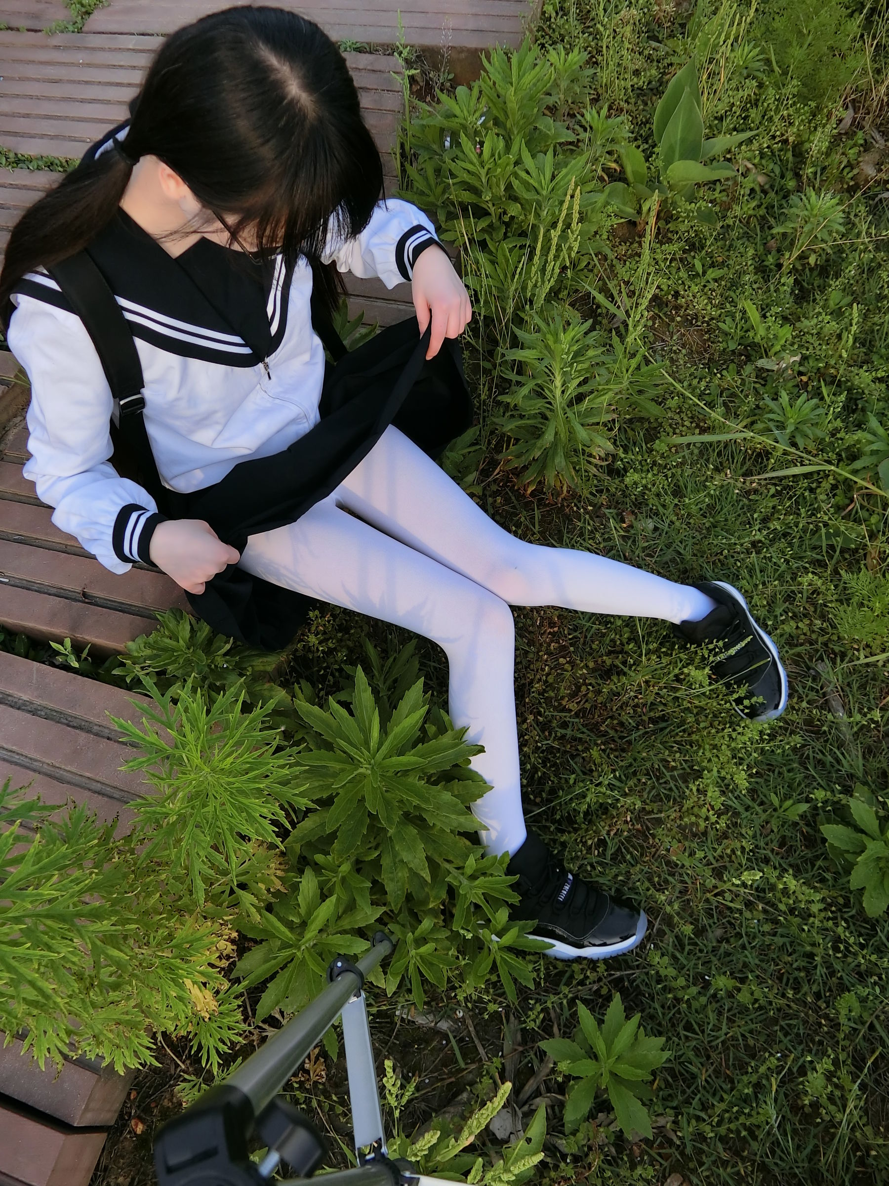[福利COS] 微博萌妹子西尔酱 - 户外JK白丝