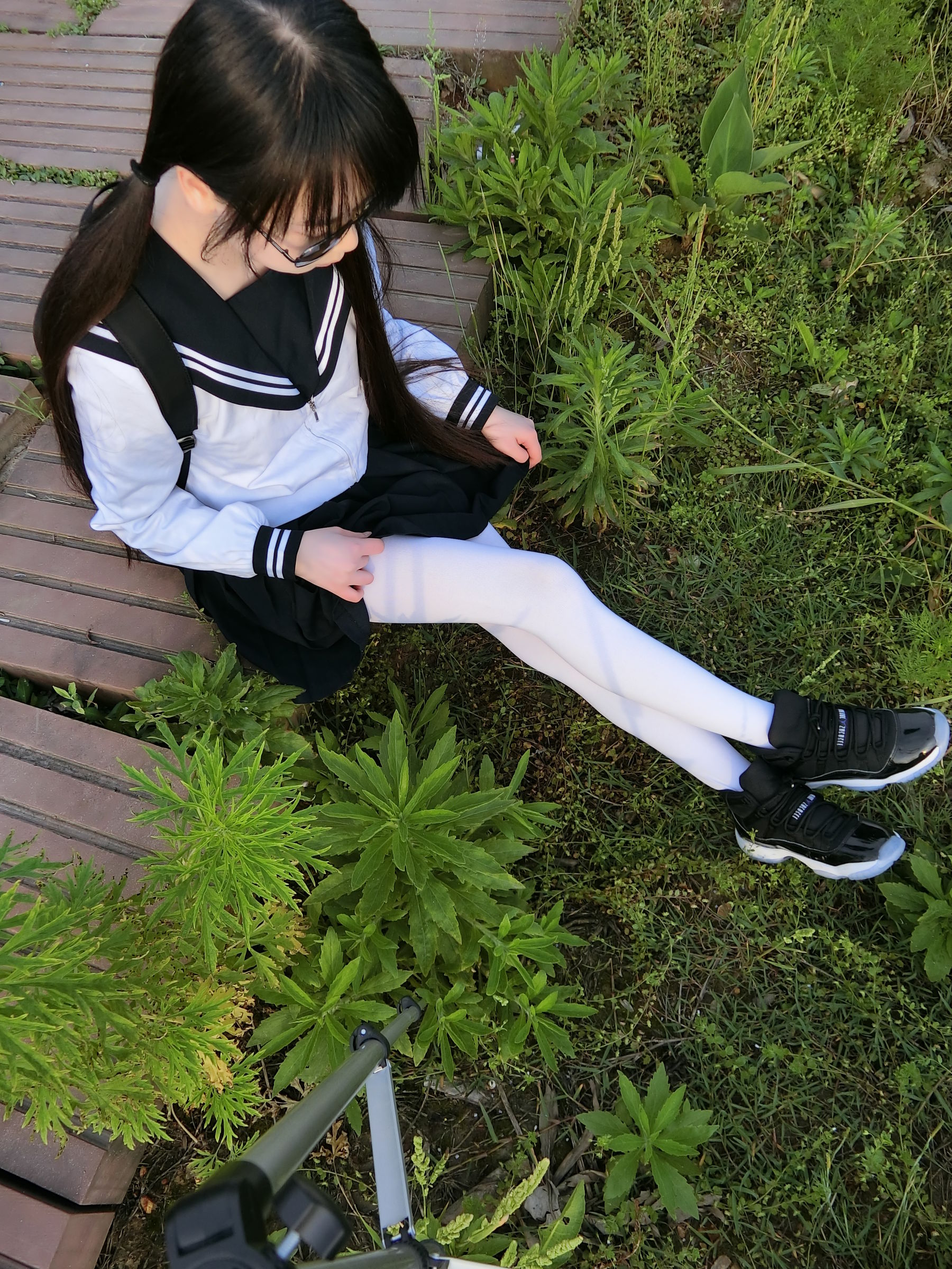 [福利COS] 微博萌妹子西尔酱 - 户外JK白丝