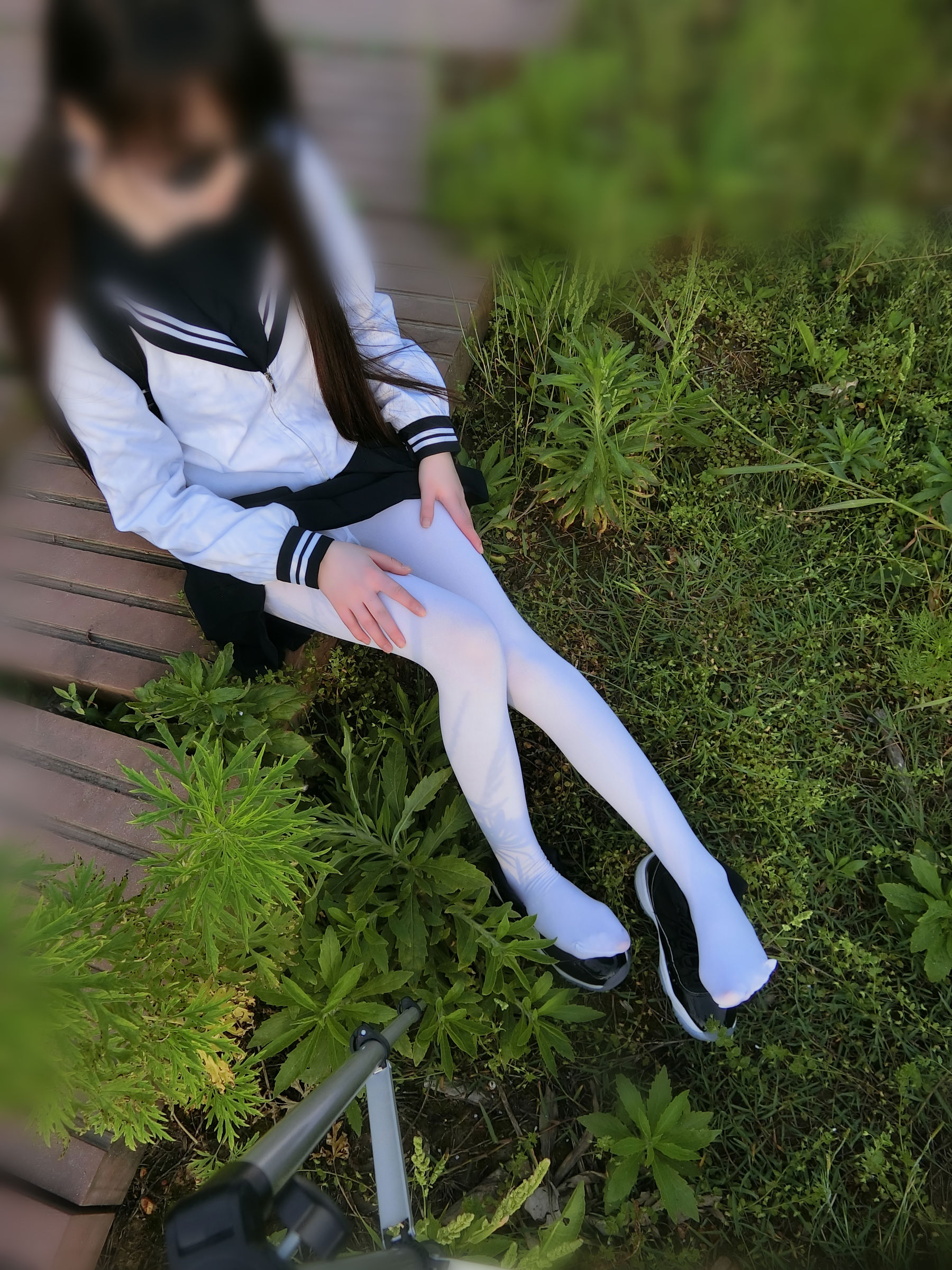 [福利COS] 微博萌妹子西尔酱 - 户外JK白丝