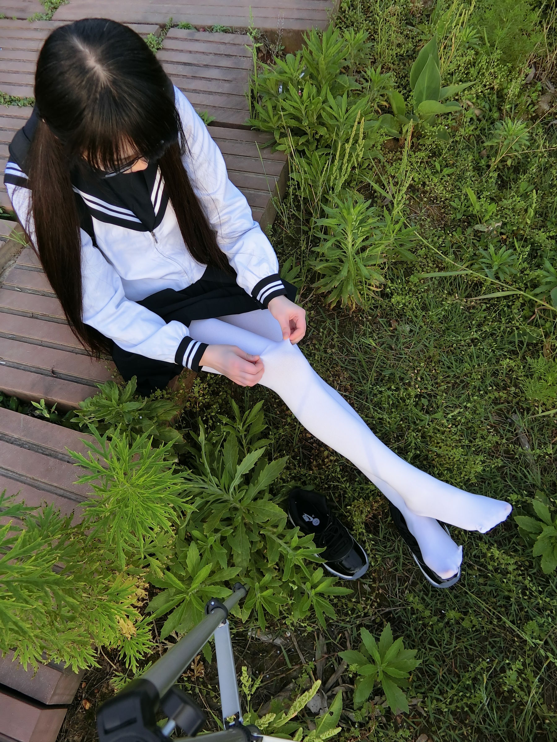 [福利COS] 微博萌妹子西尔酱 - 户外JK白丝