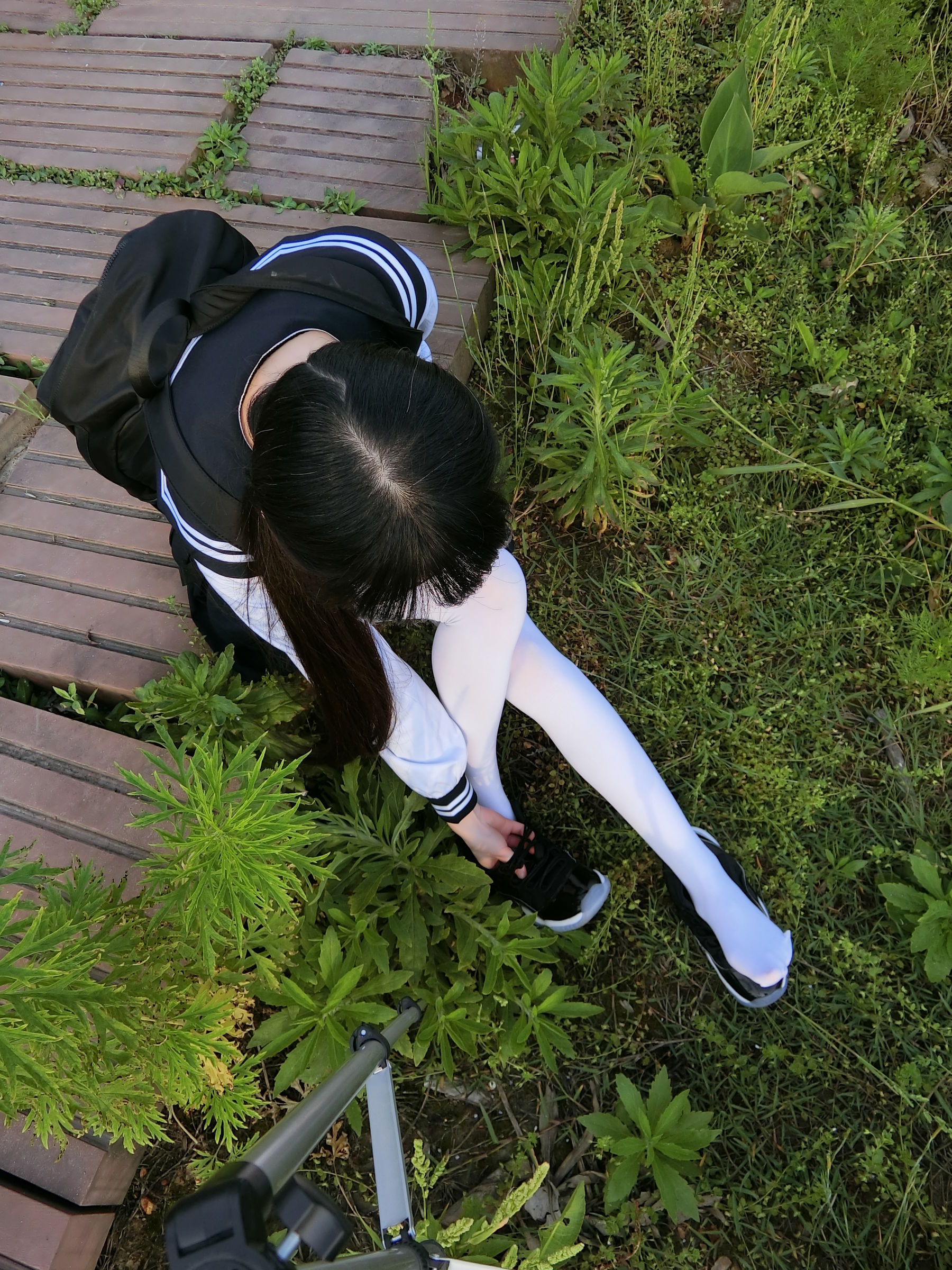 [福利COS] 微博萌妹子西尔酱 - 户外JK白丝