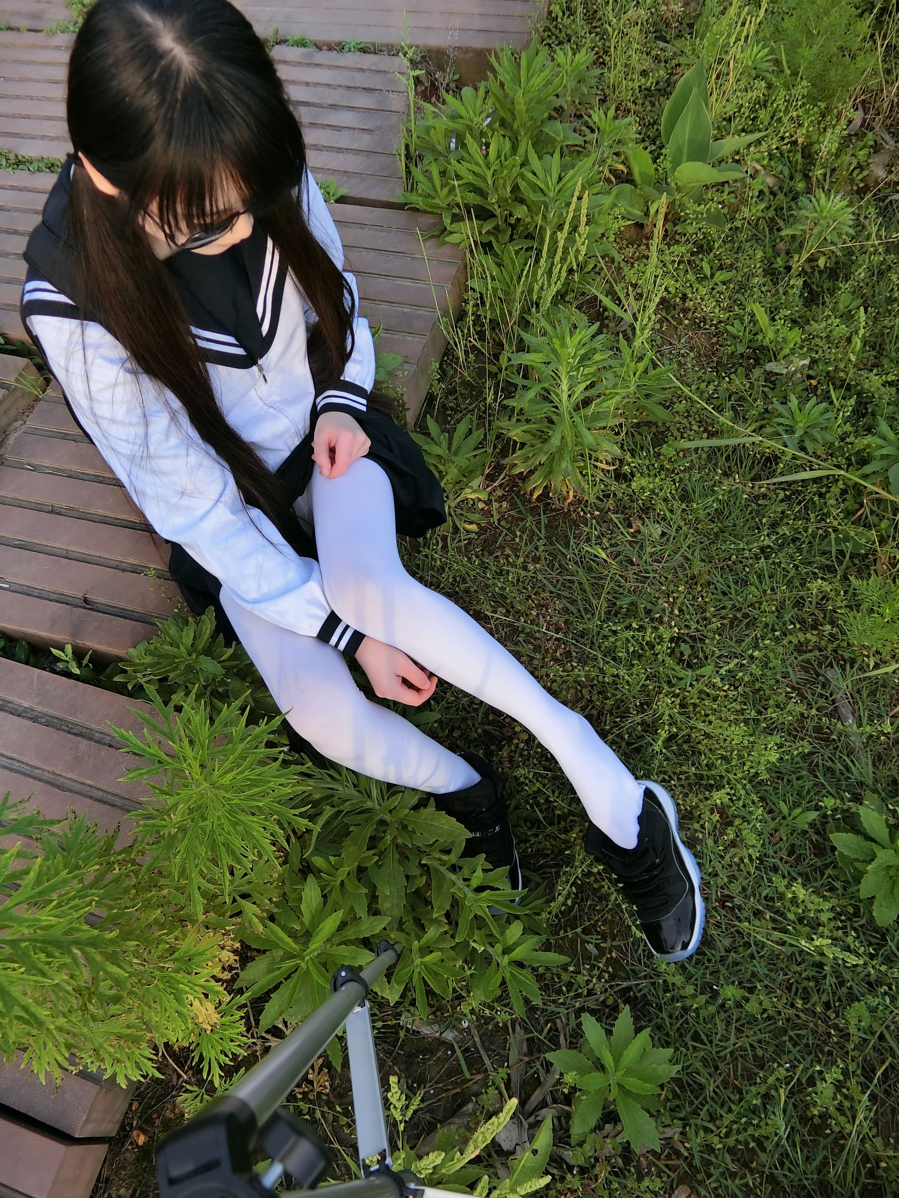 [福利COS] 微博萌妹子西尔酱 - 户外JK白丝