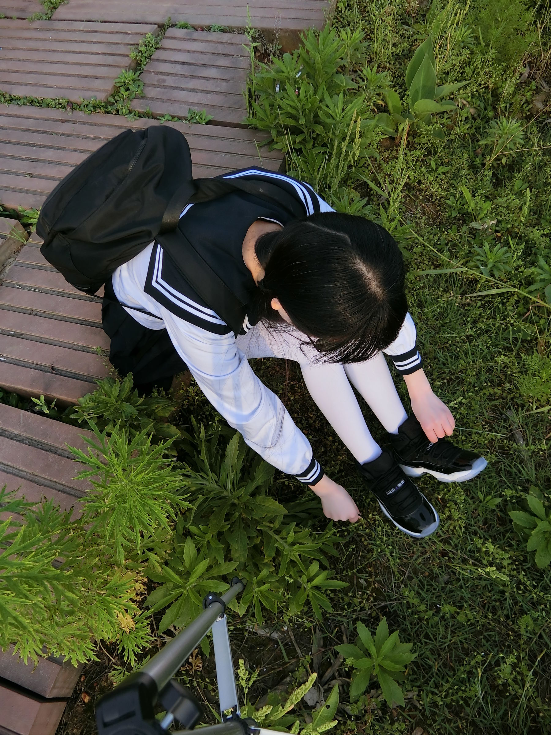 [福利COS] 微博萌妹子西尔酱 - 户外JK白丝