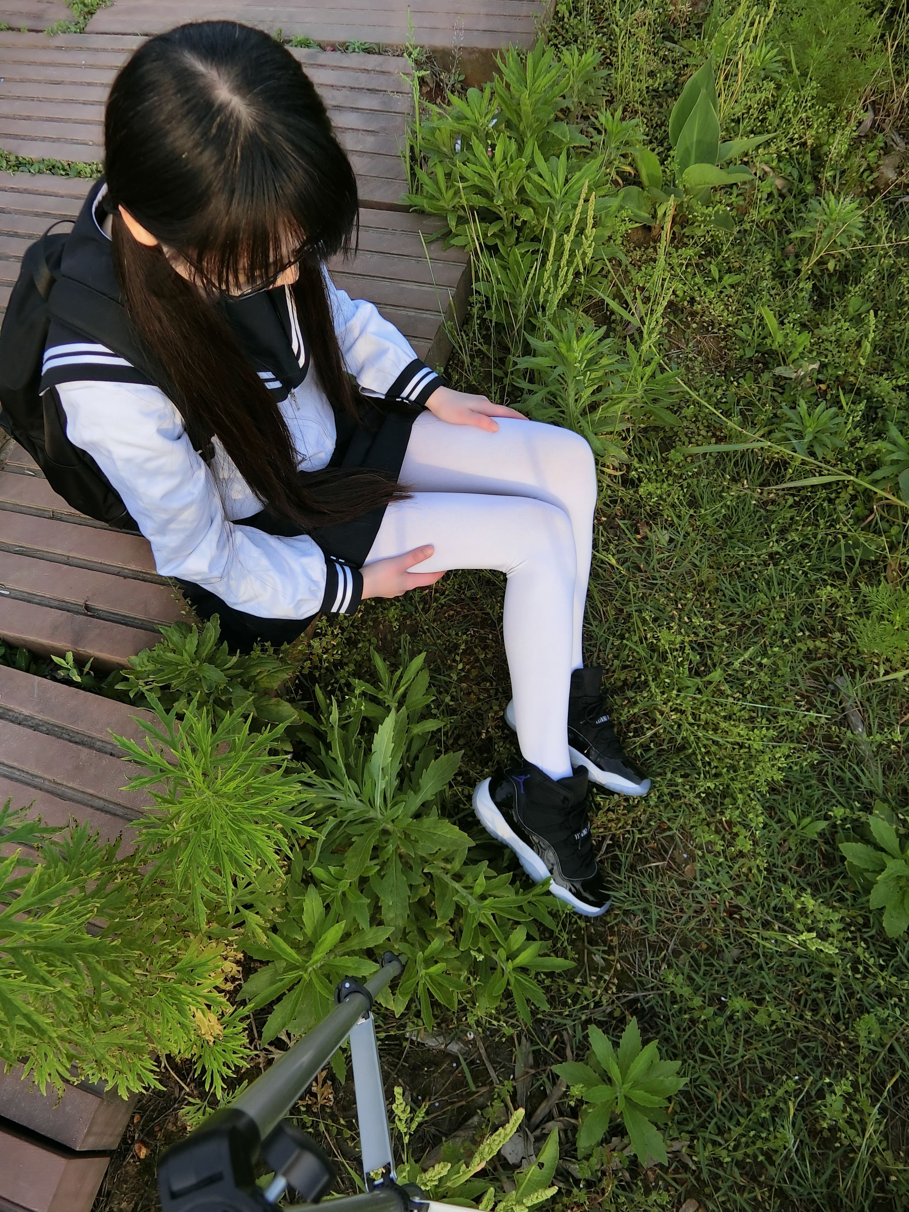 [福利COS] 微博萌妹子西尔酱 - 户外JK白丝