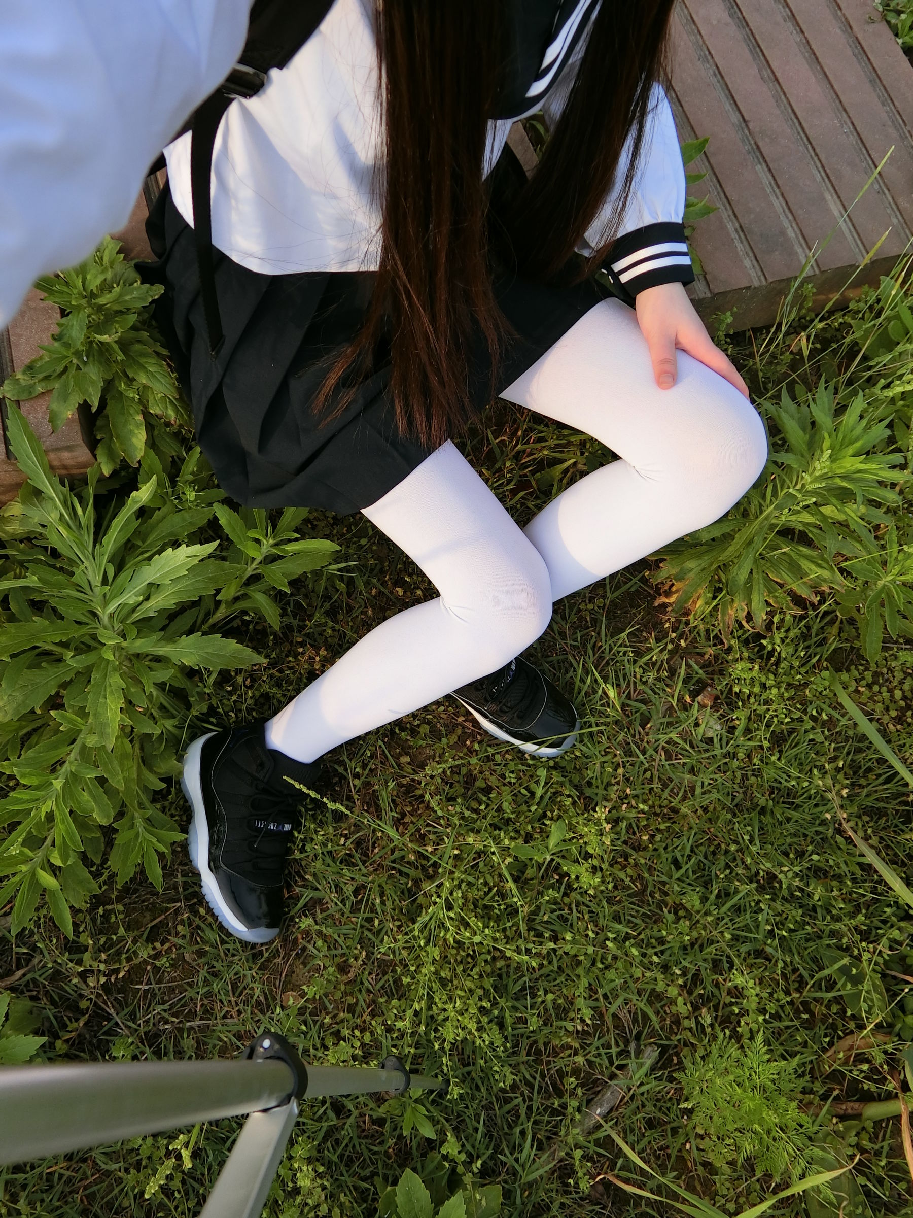 [福利COS] 微博萌妹子西尔酱 - 户外JK白丝