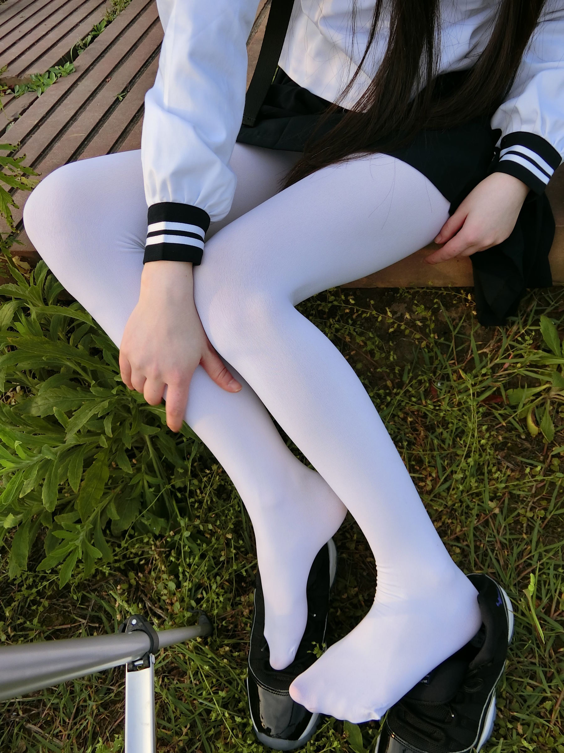 [福利COS] 微博萌妹子西尔酱 - 户外JK白丝