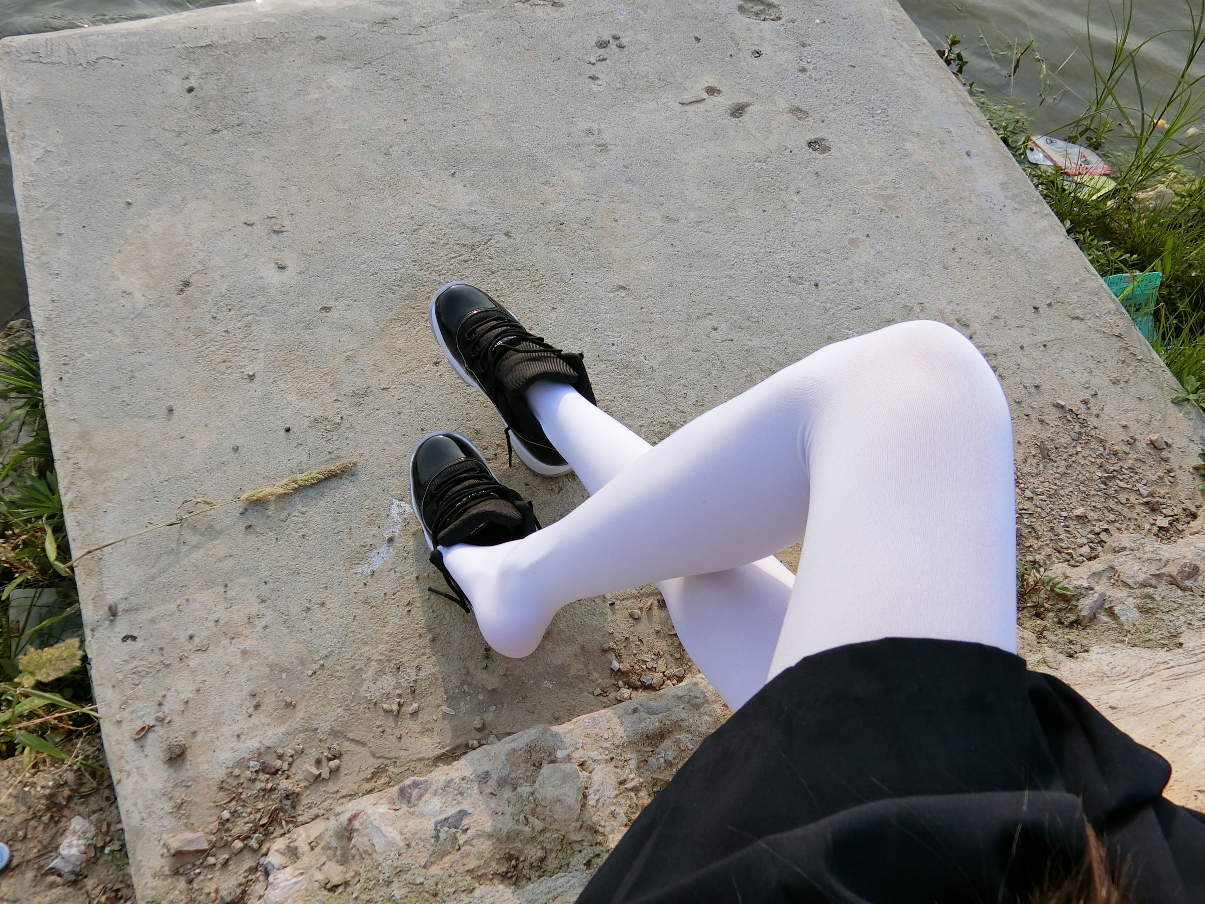 [福利COS] 微博萌妹子西尔酱 - 户外JK白丝