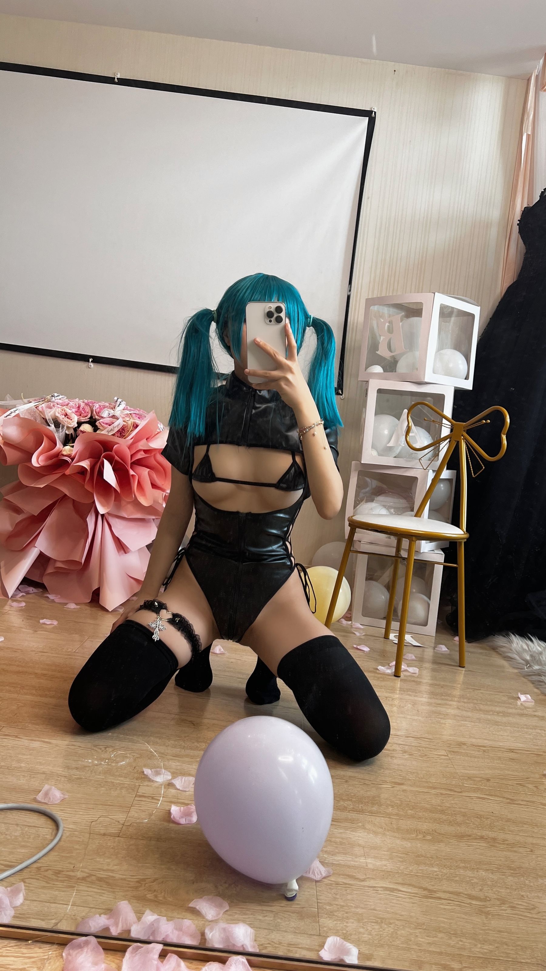 [福利COS] 萌妹子Coser摇摇乐yoyo fantia 皮衣少女