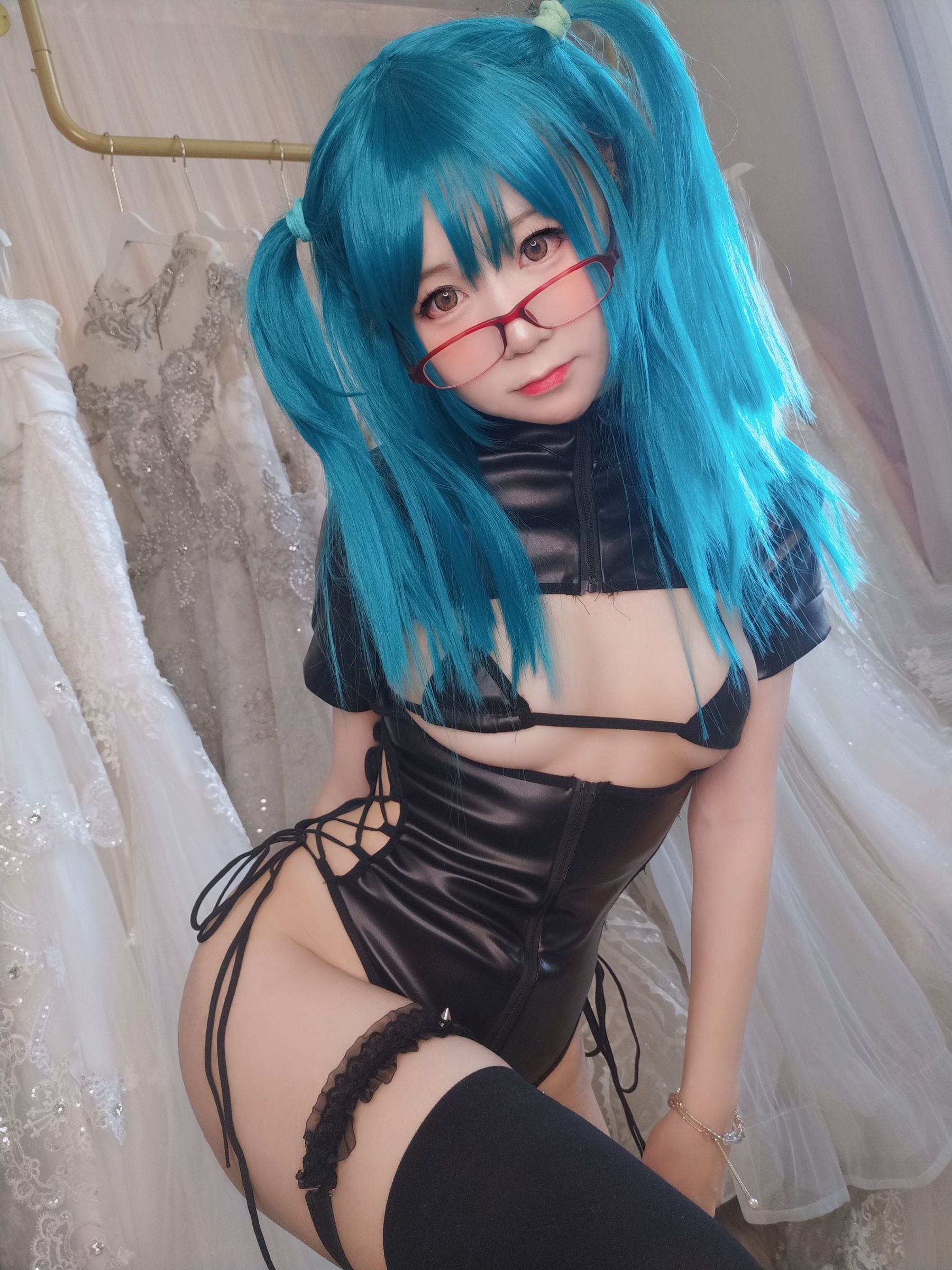 [福利COS] 萌妹子Coser摇摇乐yoyo fantia 皮衣少女