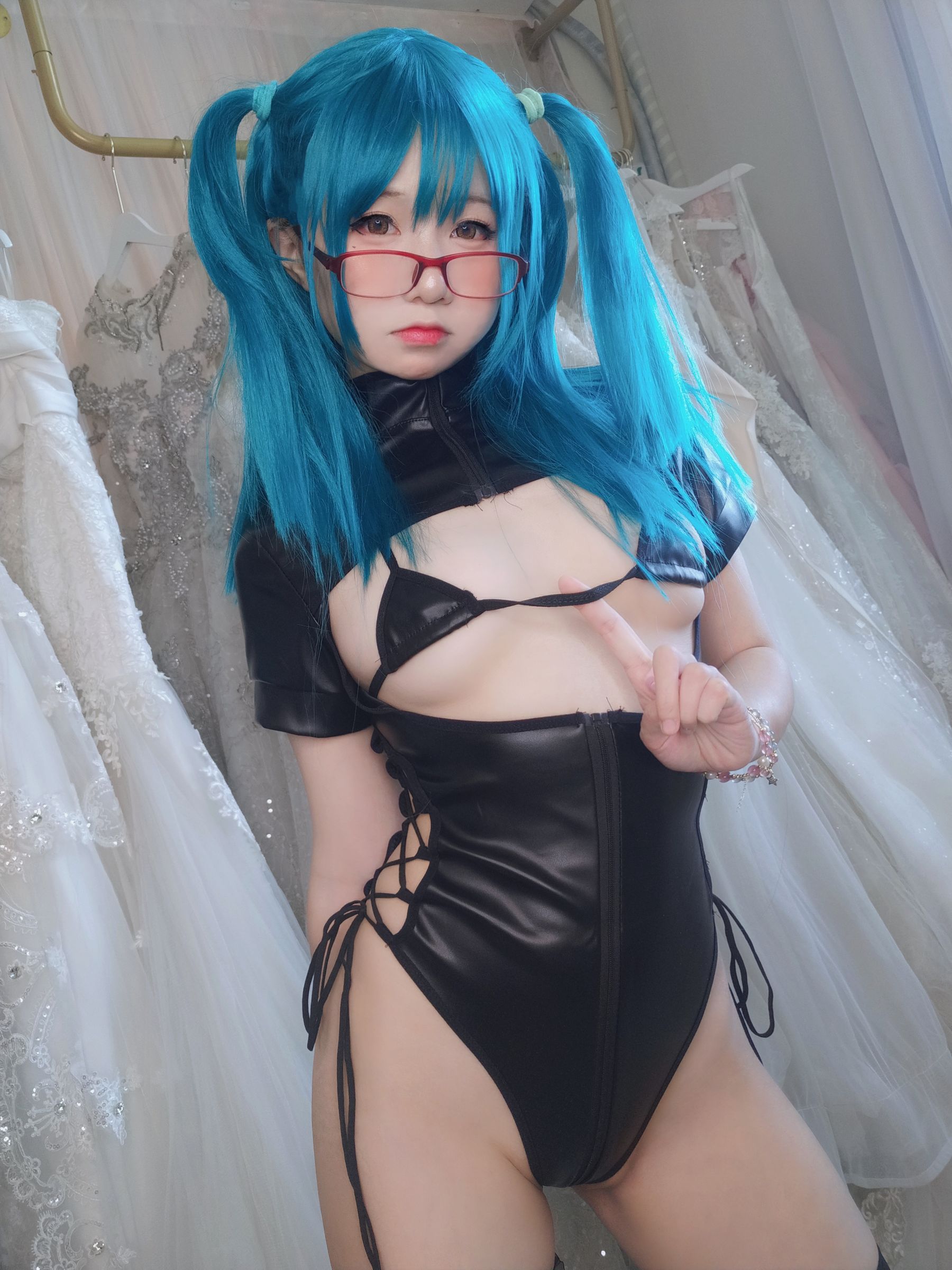 [福利COS] 萌妹子Coser摇摇乐yoyo fantia 皮衣少女