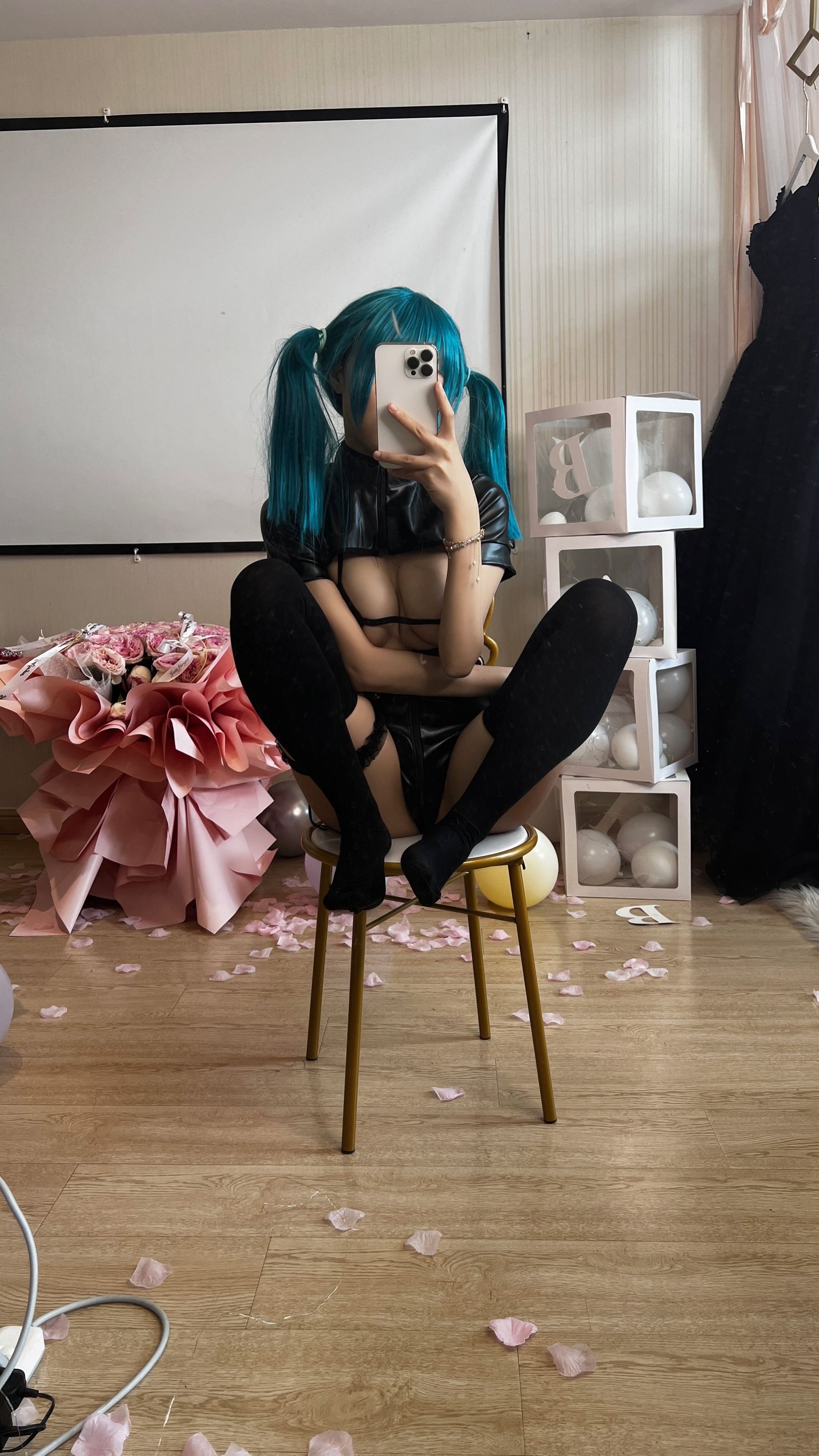 [福利COS] 萌妹子Coser摇摇乐yoyo fantia 皮衣少女