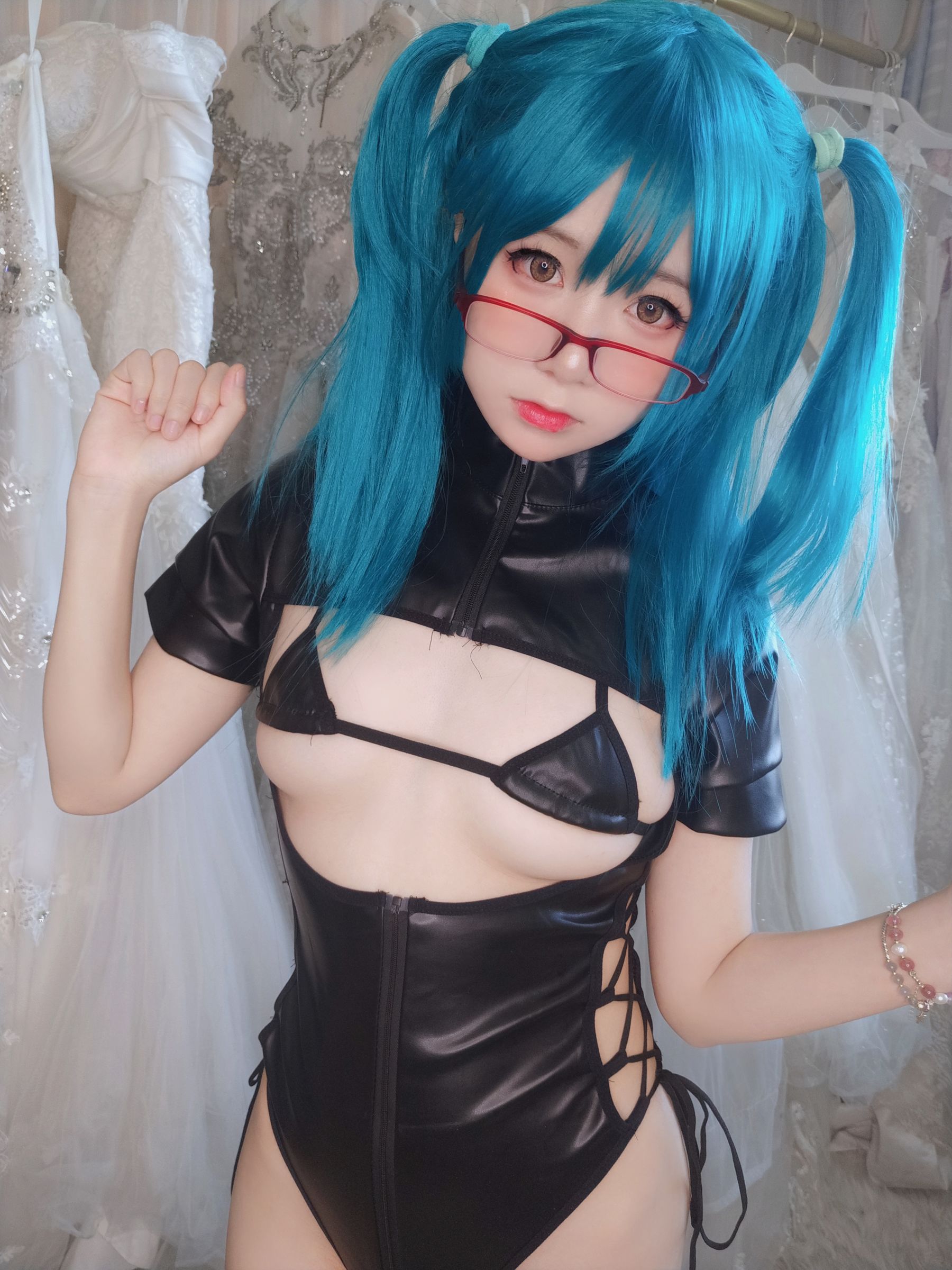 [福利COS] 萌妹子Coser摇摇乐yoyo fantia 皮衣少女