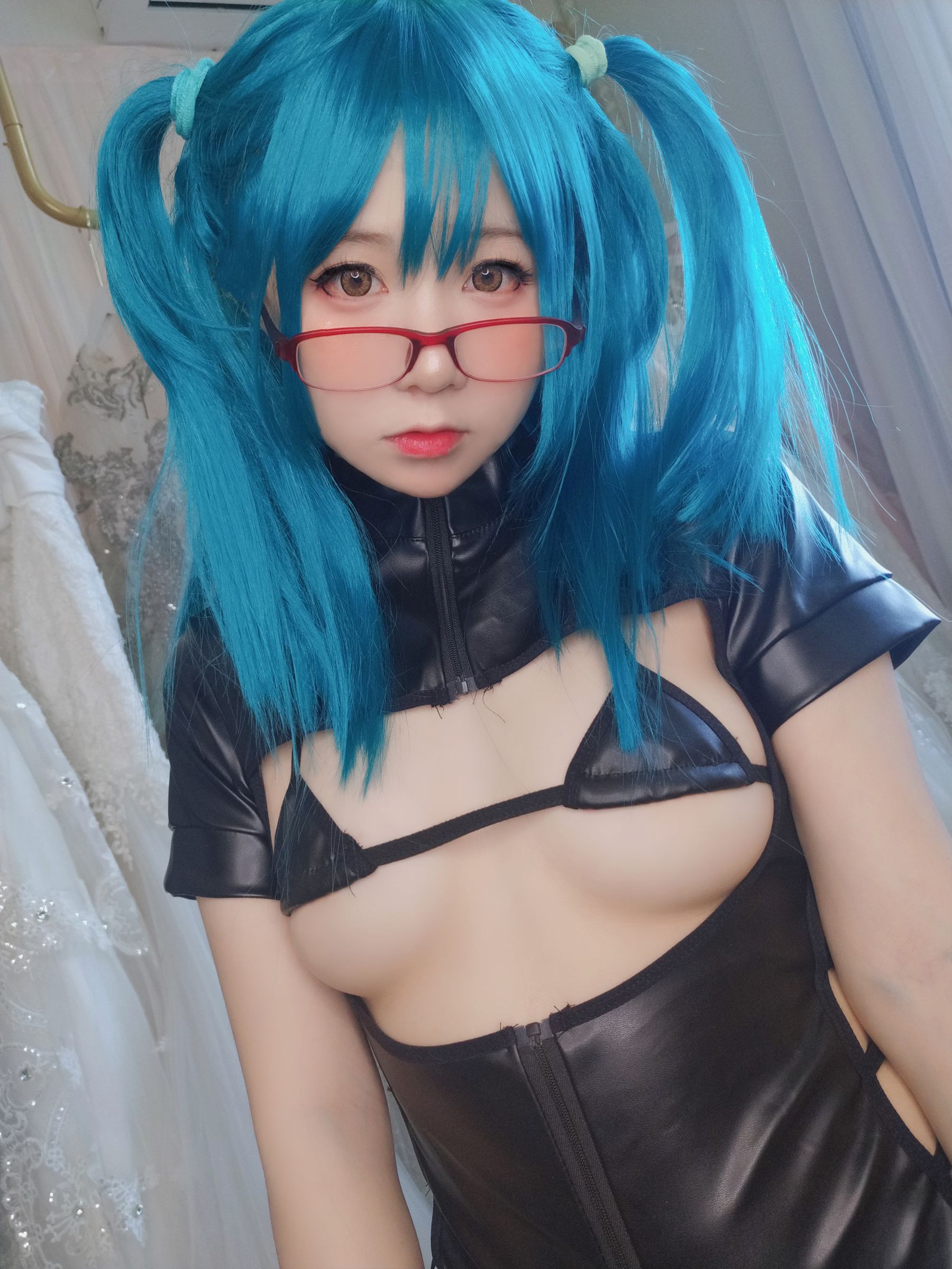 [福利COS] 萌妹子Coser摇摇乐yoyo fantia 皮衣少女
