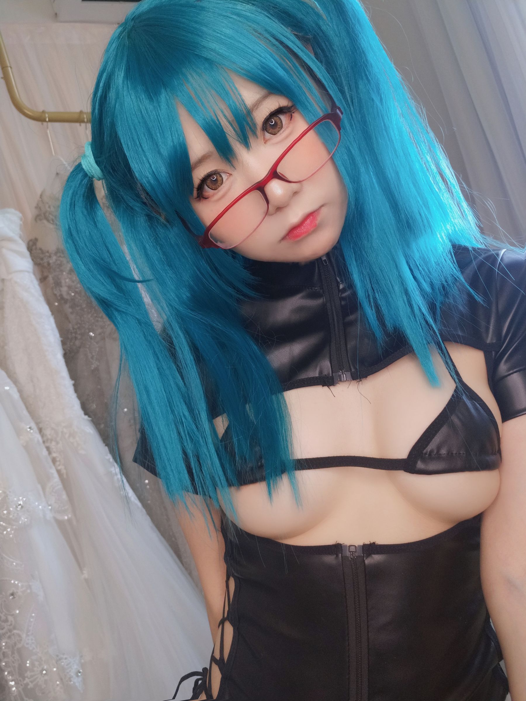 [福利COS] 萌妹子Coser摇摇乐yoyo fantia 皮衣少女