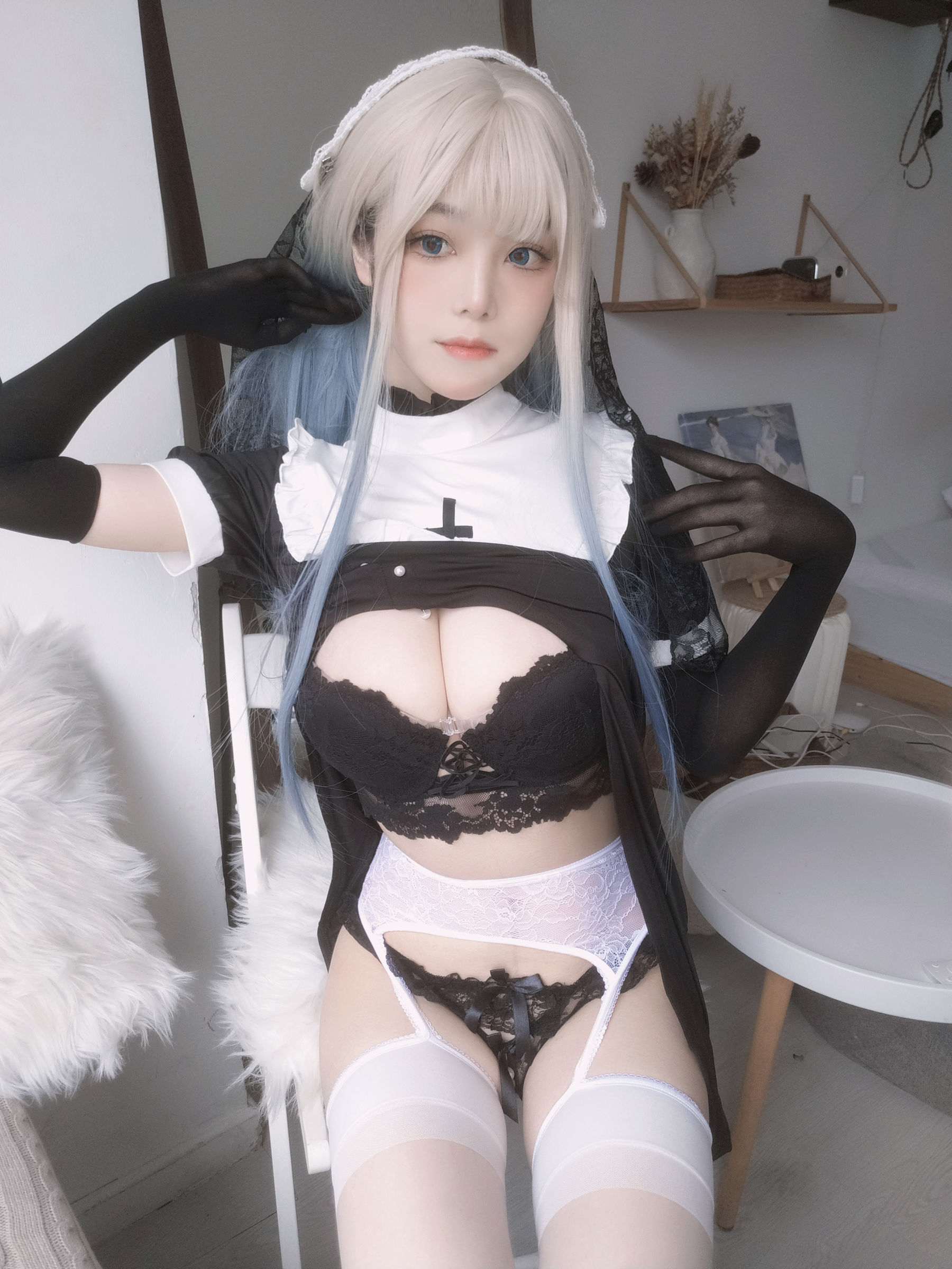 [福利COS] 萌系小姐姐蜜汁猫裘 - 修女自拍