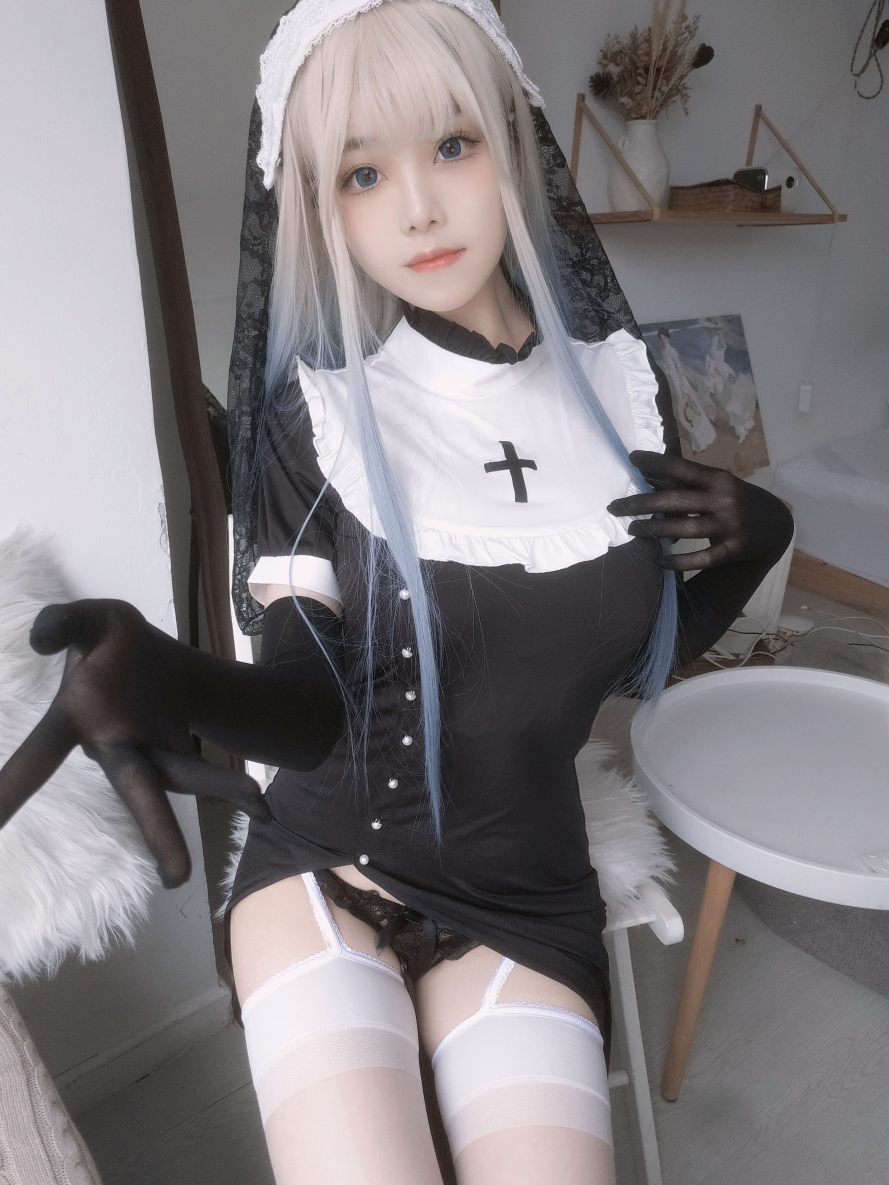 [福利COS] 萌系小姐姐蜜汁猫裘 - 修女自拍