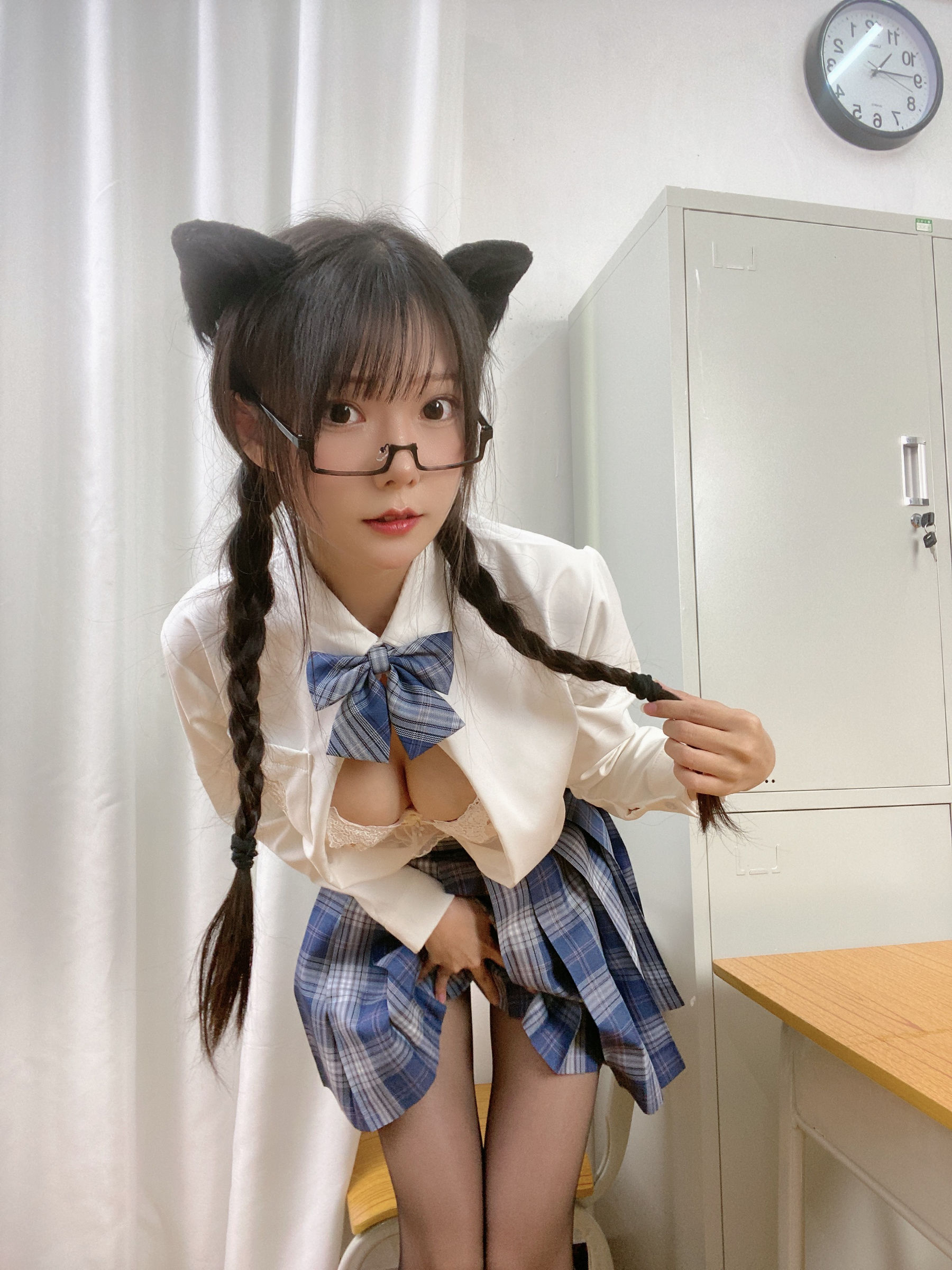 [福利COS] 香草喵露露写真 - 小露乱撞 JK制服自拍