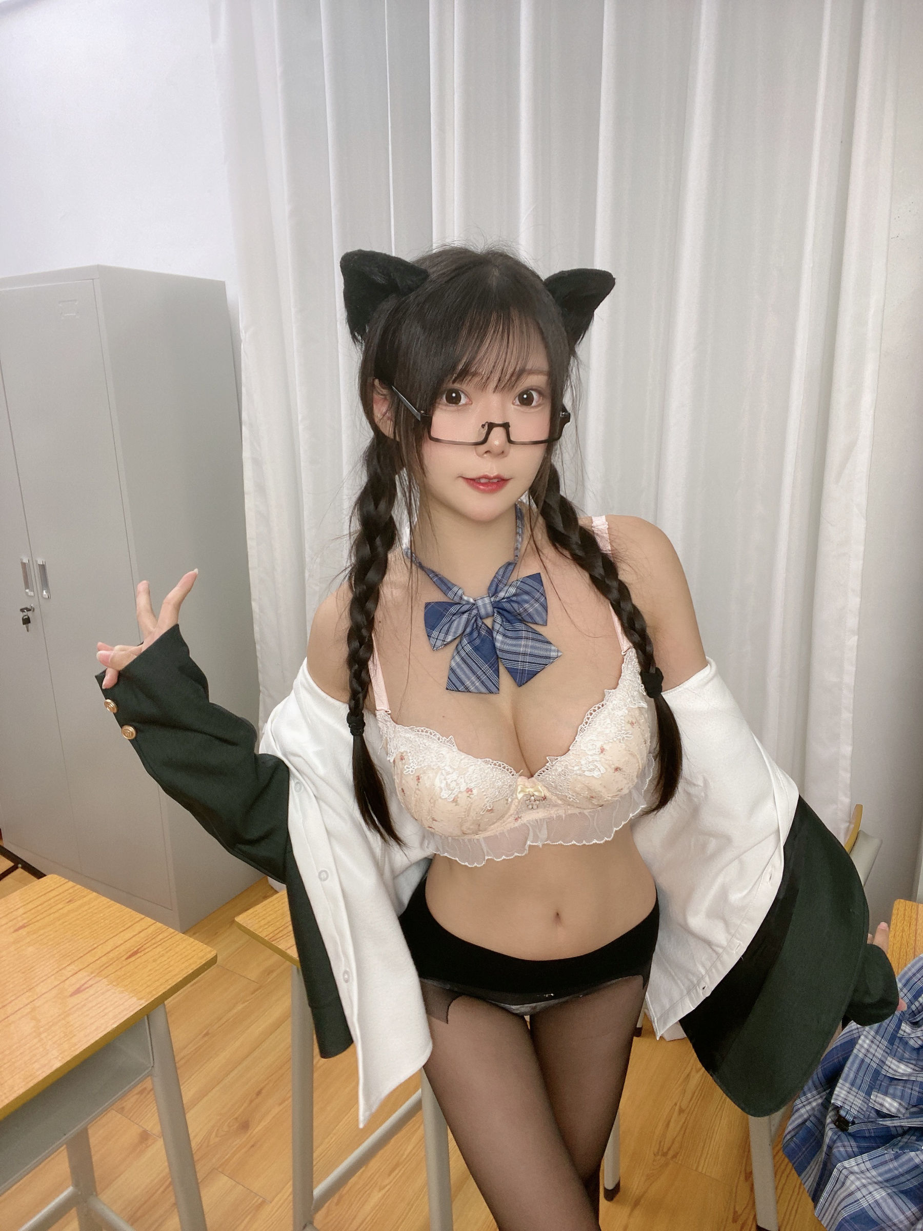 [福利COS] 香草喵露露写真 - 小露乱撞 JK制服自拍