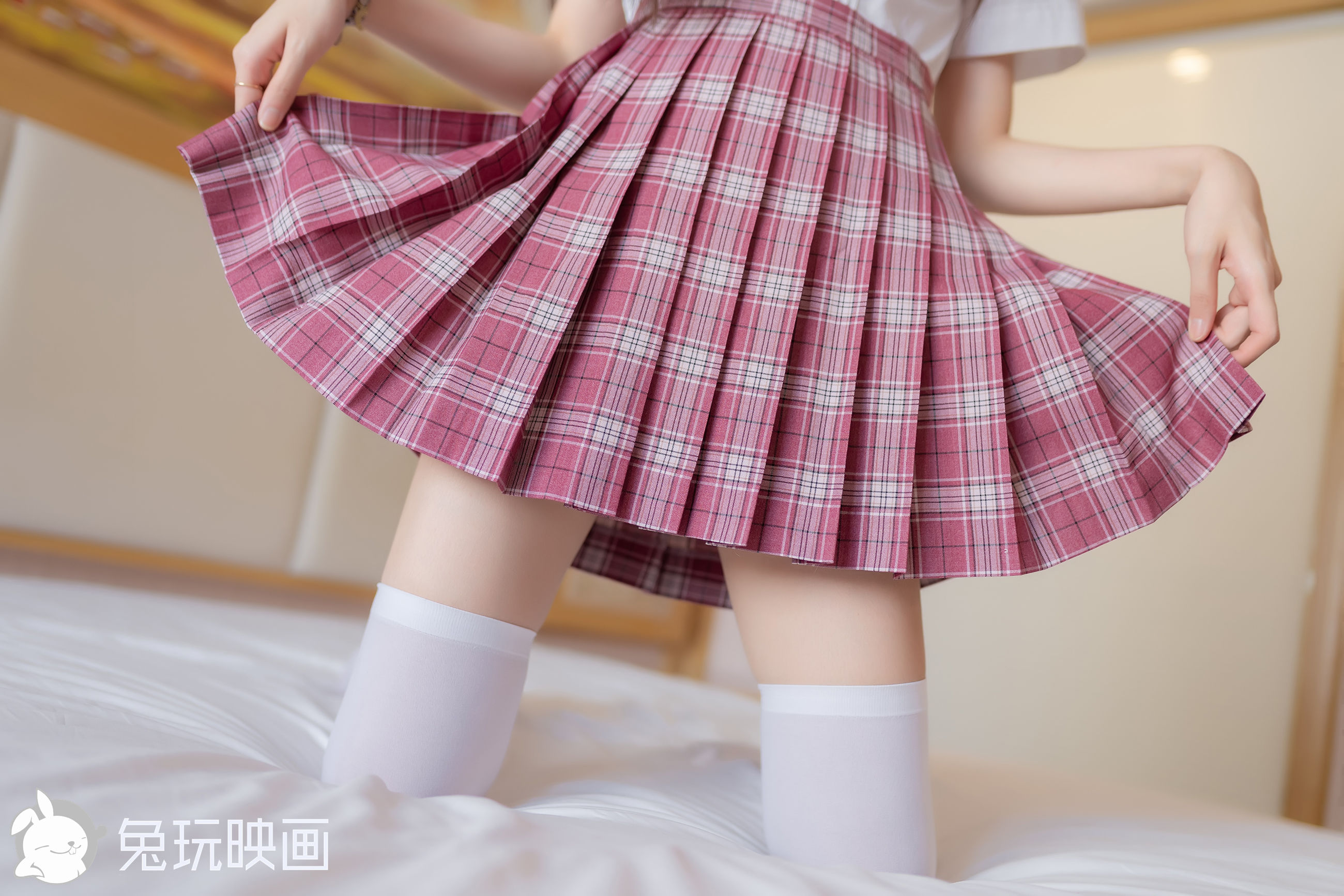 [兔玩映画] - 红色格裙和白丝