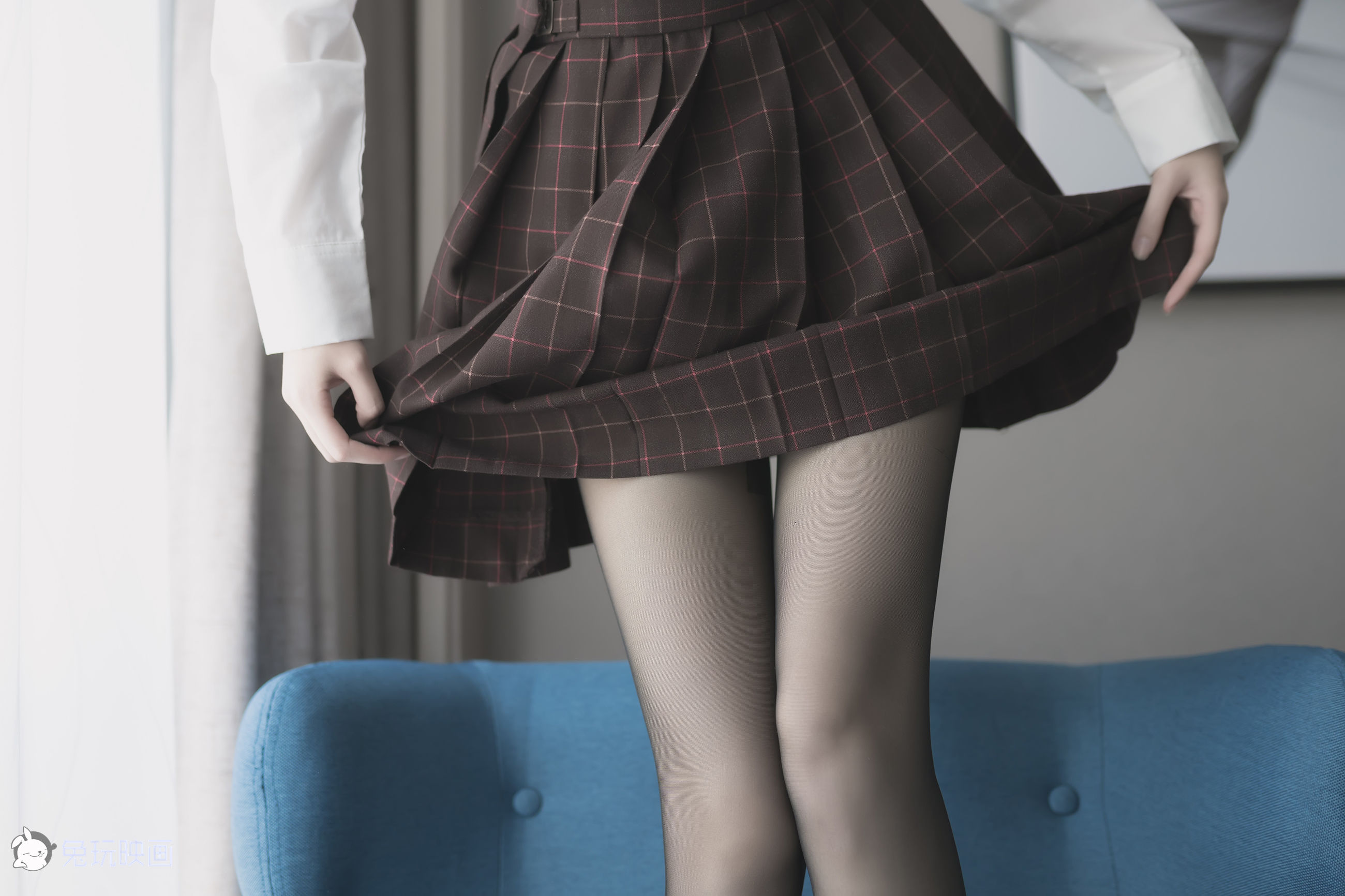[兔玩映画] - 蓝椅子上的黑丝少女