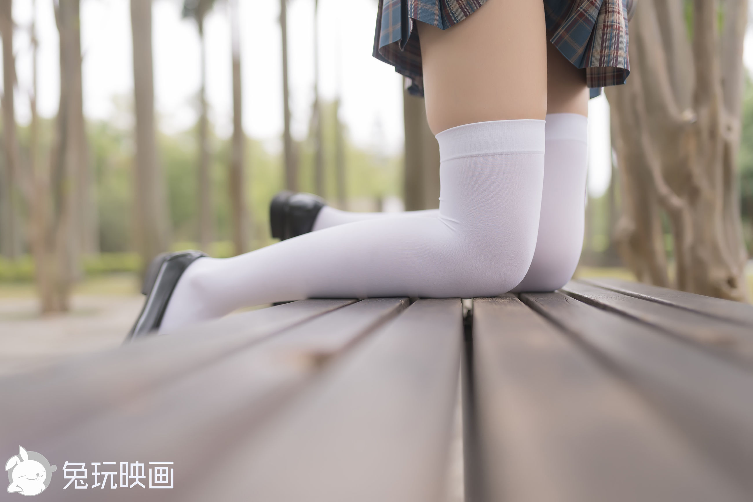 [兔玩映画] - 路边的椅子上
