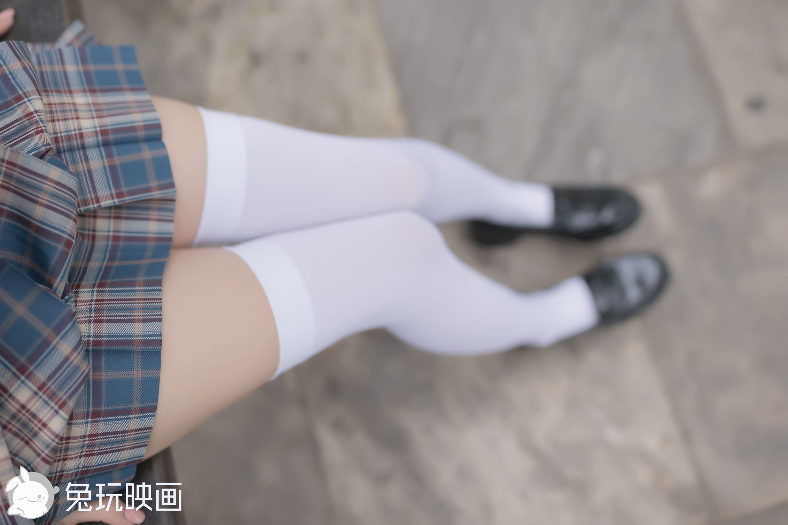 [兔玩映画] - 路边的椅子上