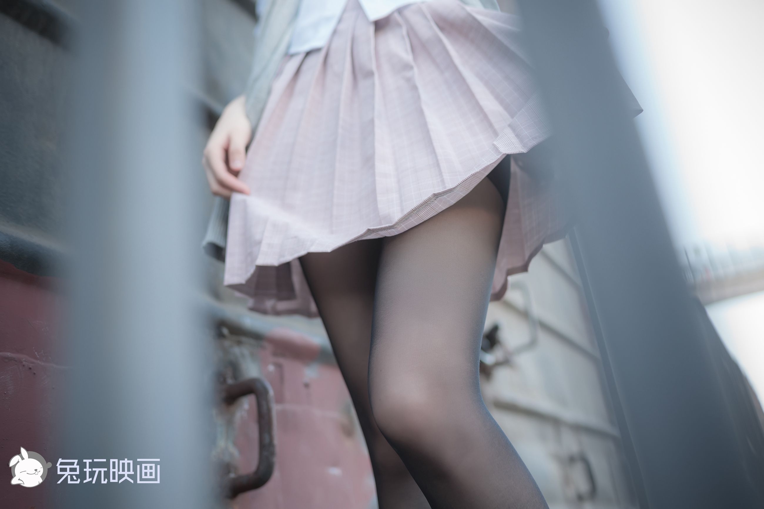 [兔玩映画] - 铁轨旁的小细腿