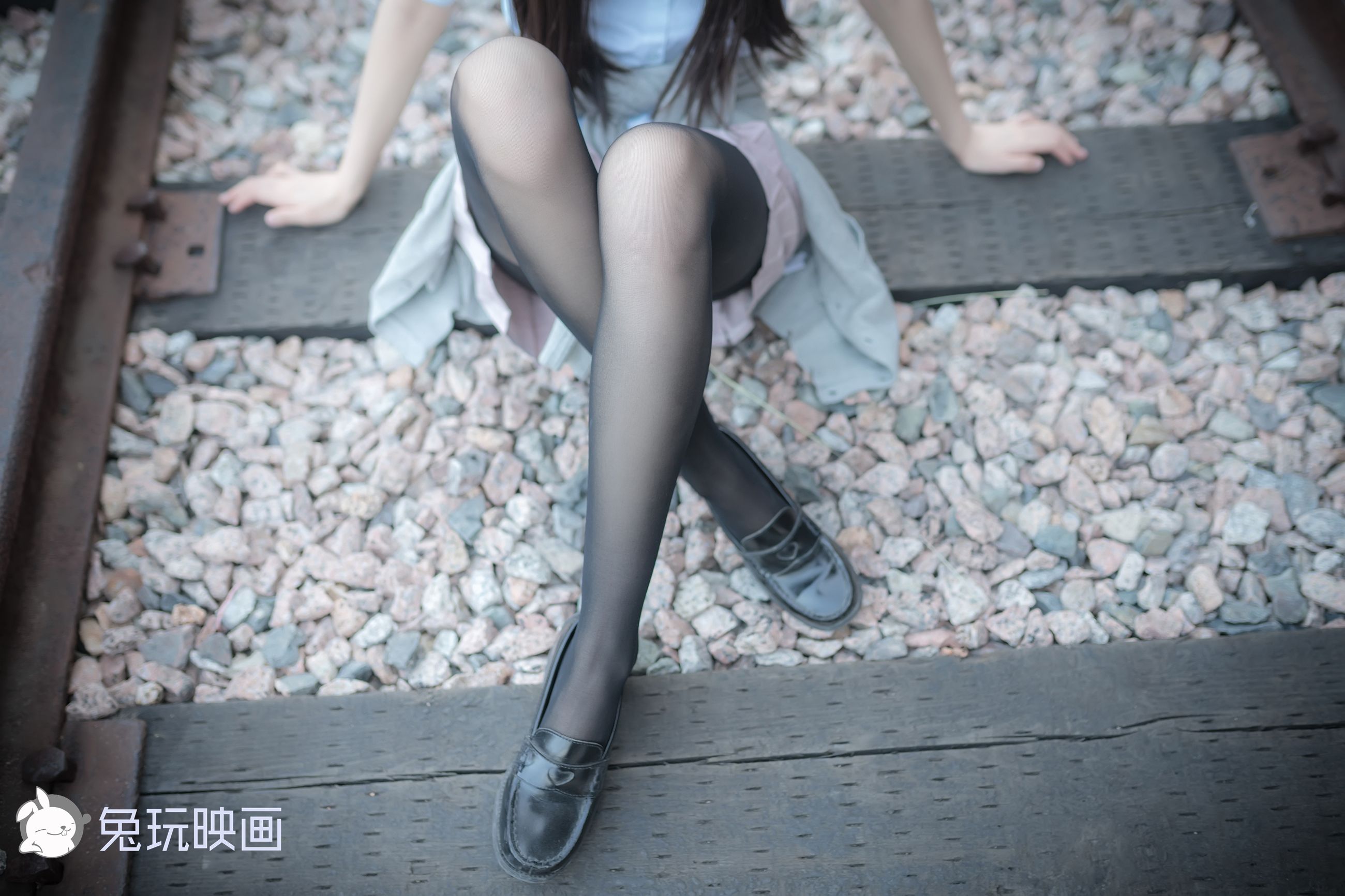 [兔玩映画] - 铁轨旁的小细腿