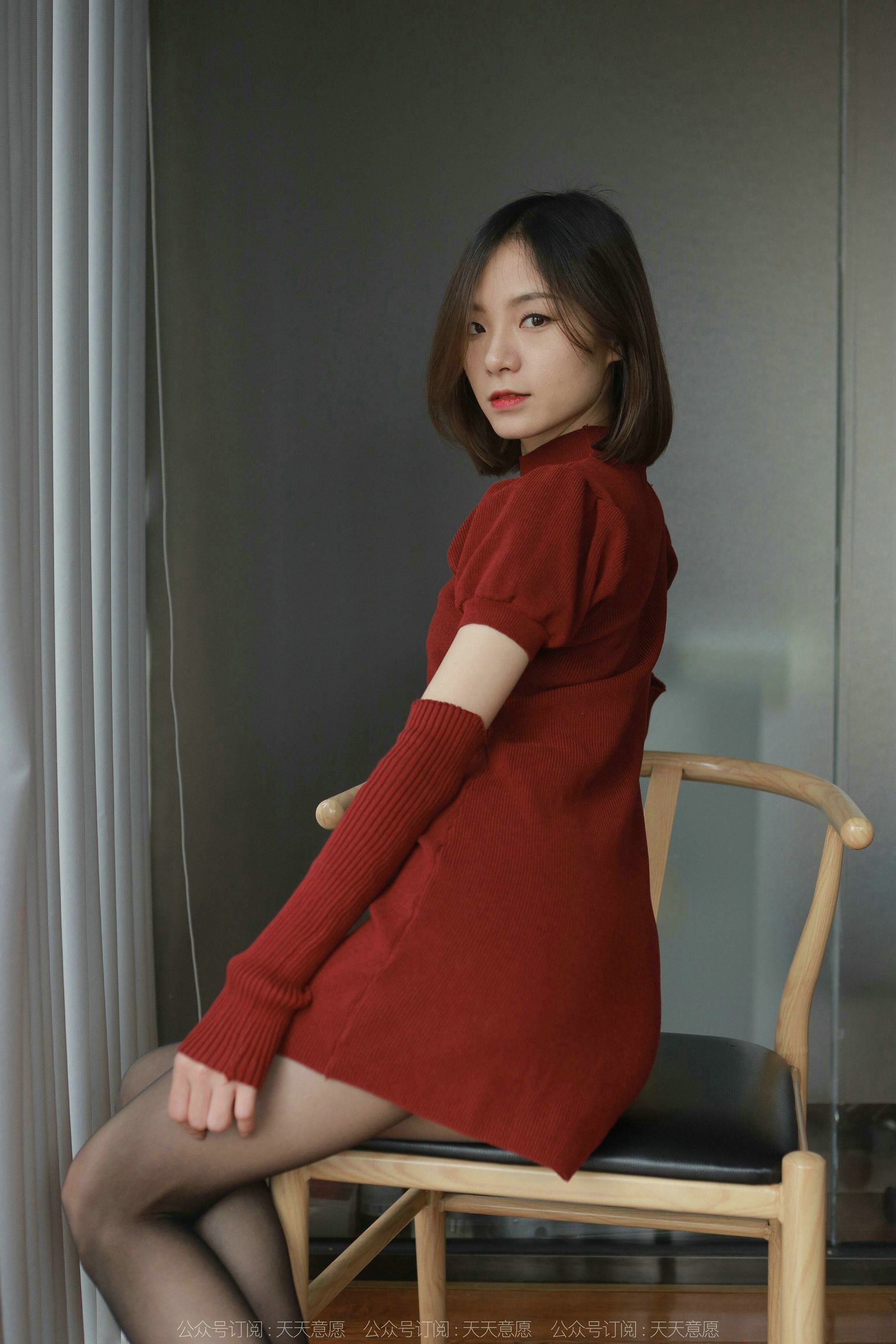 [IESS异思趣向] 模特：小六 《红裙嘿丝自拍》