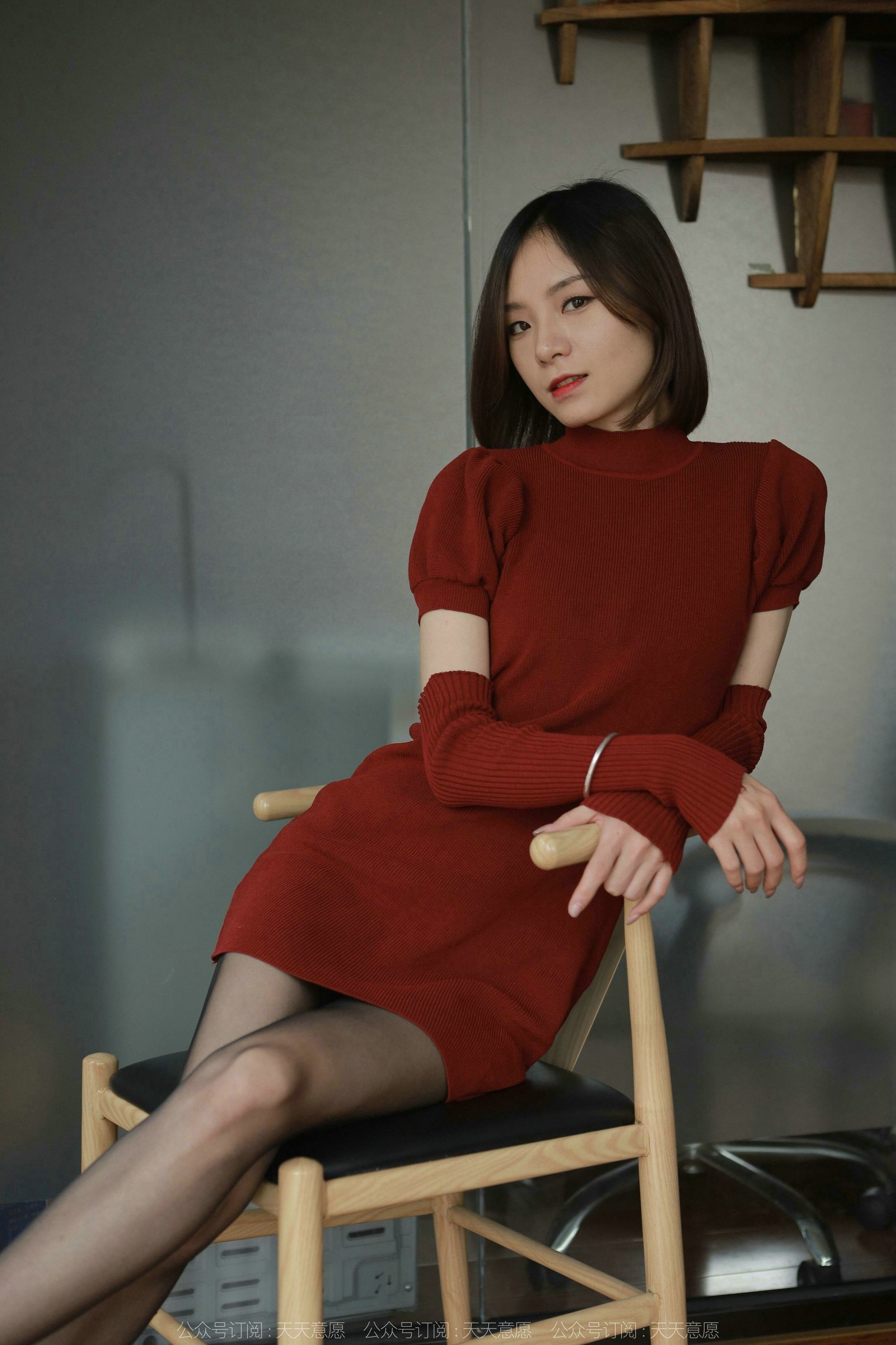 [IESS异思趣向] 模特：小六 《红裙嘿丝自拍》