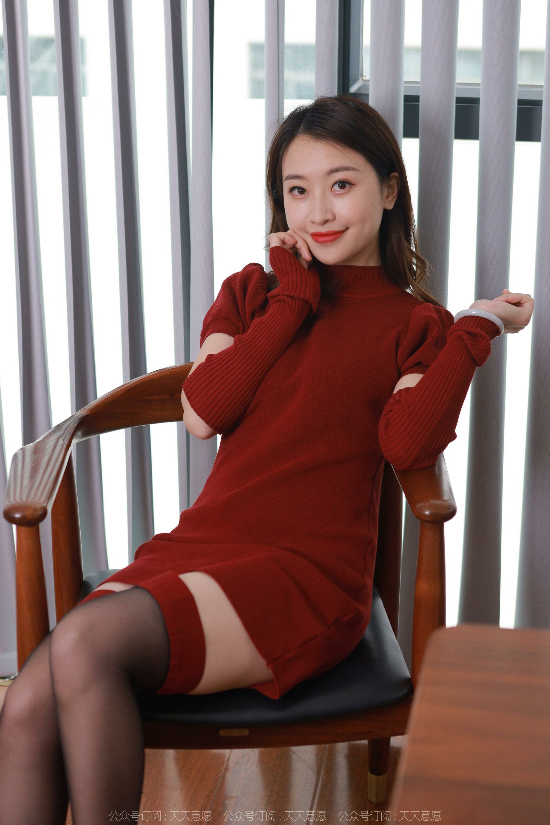 [IESS异思趣向] 模特：小婕 《半筒黑丝》
