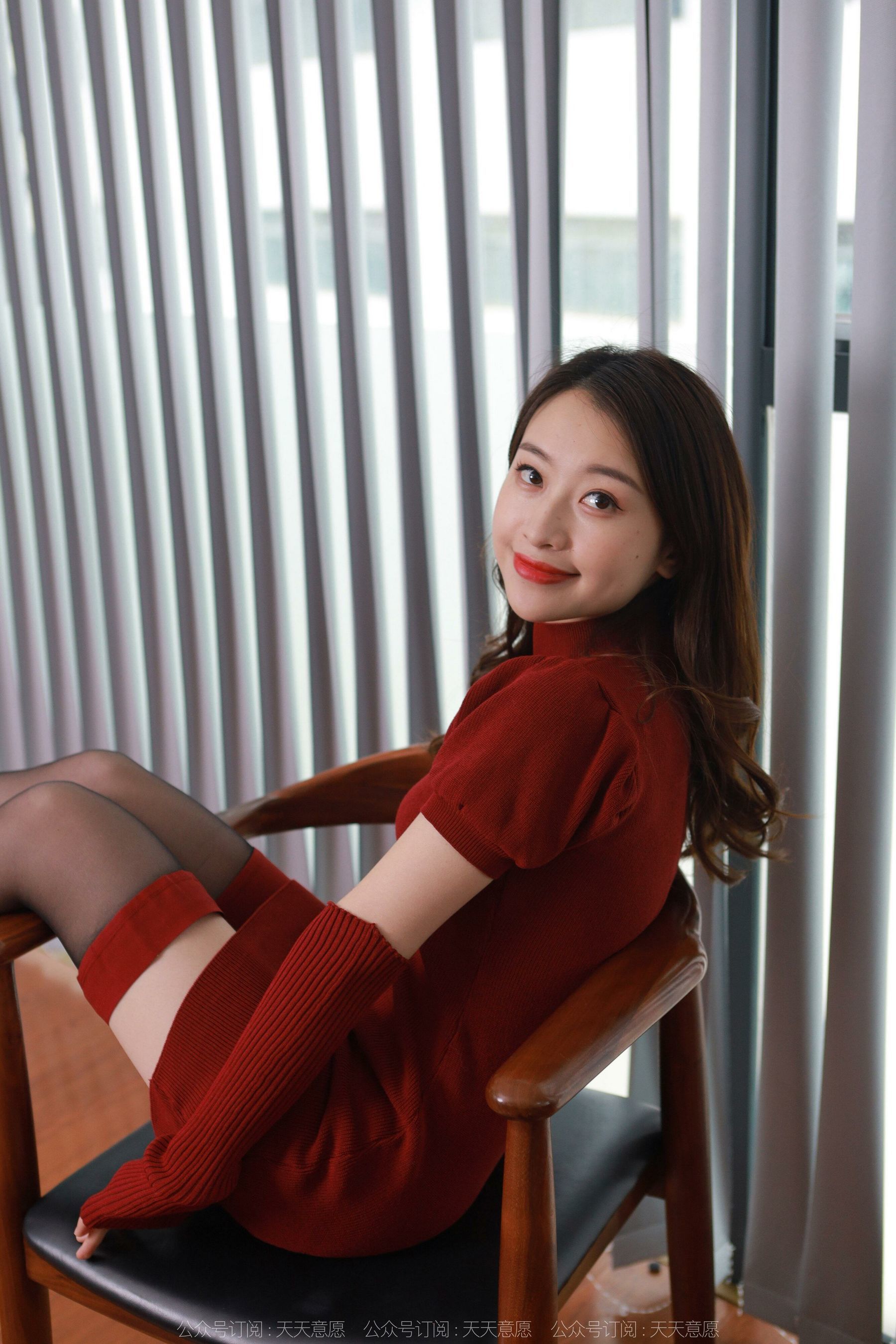 [IESS异思趣向] 模特：小婕 《半筒黑丝》