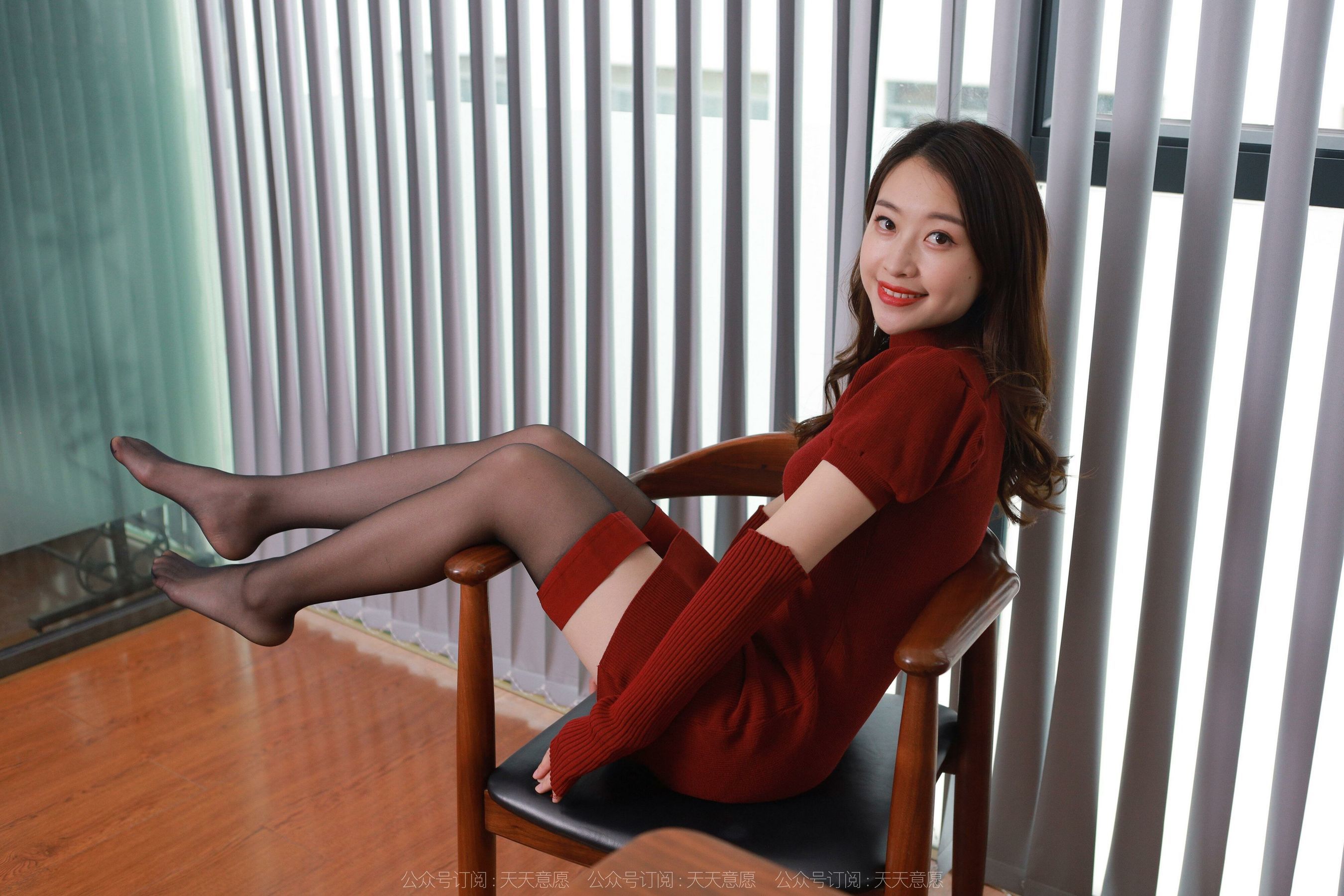 [IESS异思趣向] 模特：小婕 《半筒黑丝》